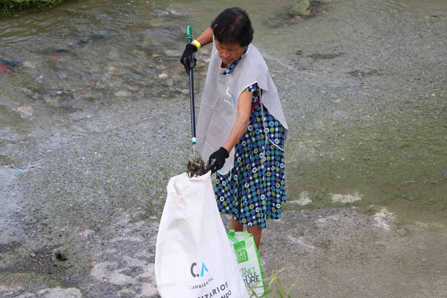Una vecina participó en la jornada de limpieza en el Arroyo Seco.