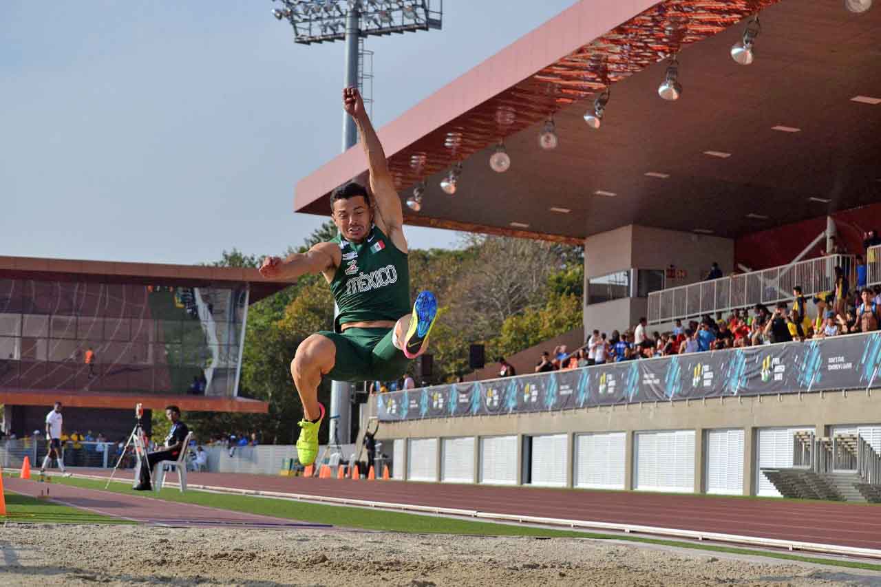 Adrián Rivera, atleta del Tec en competencia de salto.