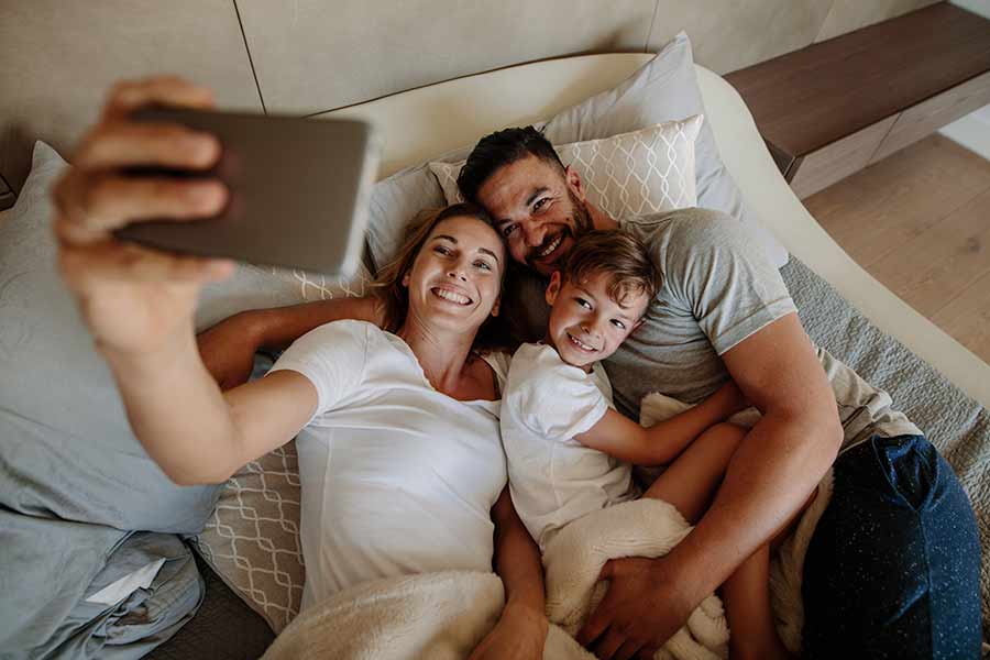 Mamá, papá e hijo tomándose una selfie