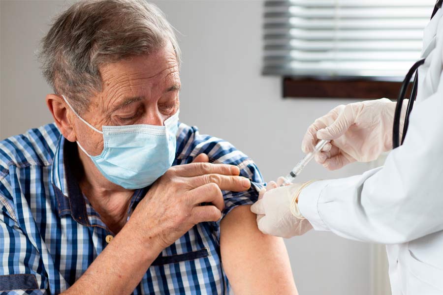 Al ser población de riesgo, los adultos mayores de 60 años son prioridad para ser vacunados contra la influenza.