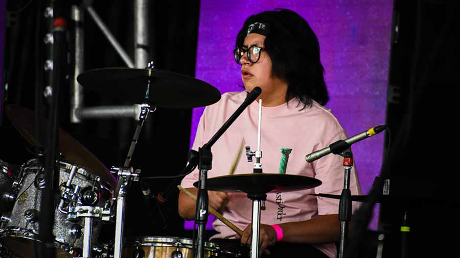  Braulio Morales, miembro de la compañía de música del campus Santa Fe fue invitado como baterista