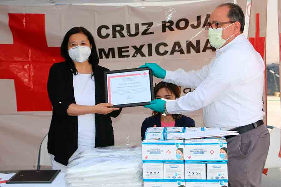 Verónica Jiménez dando donación a la Cruz Roja Mexicana.