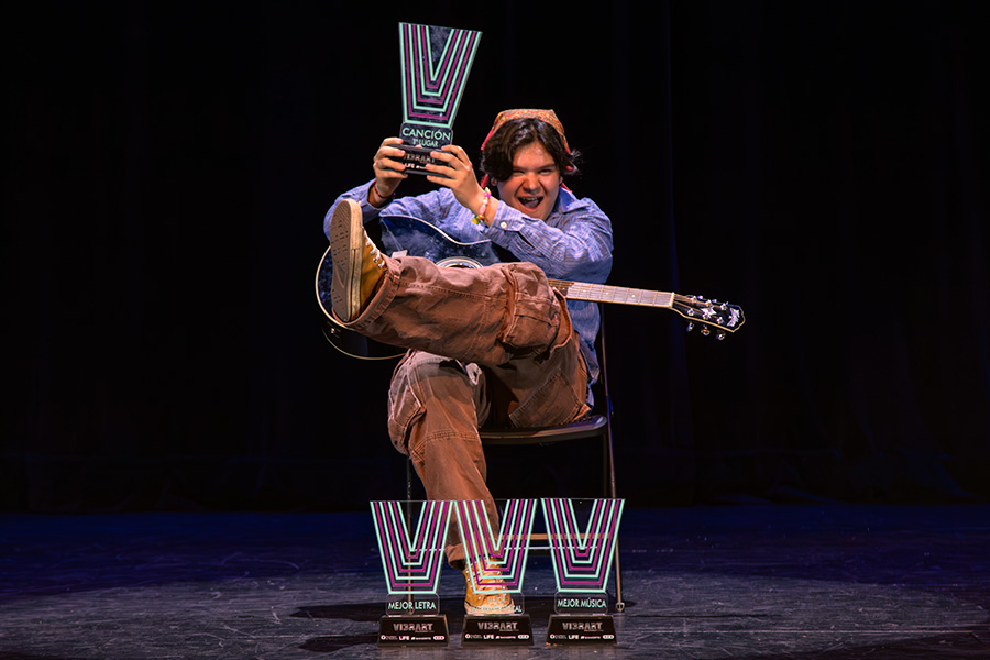 Diego Alejos, ganador del festival de la canción y reconocido con mejor letra, mejor música y mejor interpretación vocal.
