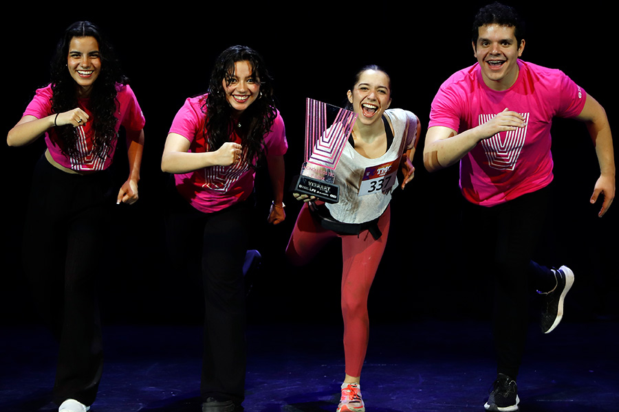 Sofía López y el equipo que la apoyó para la realización de su monólogo "Todas mis carreras".
