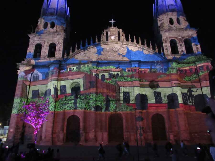 Alumnos de Tec Guadalajara realizaron video mapping para catedral.