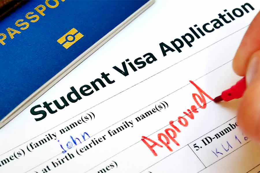 El rector propone más facilidades para el trámite de visas y permisos para estudiantes.