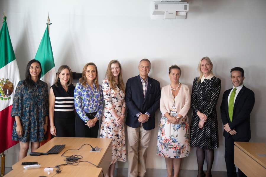 Embajadora de Irlanda con vicerrectores de la institución.