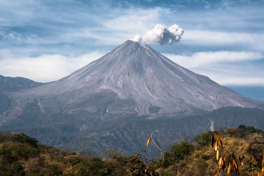 El volcán de Colima registra actividad continuamente