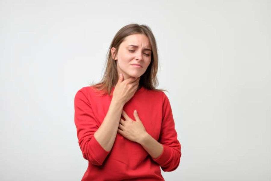 Voz ronca o dolor de garganta puede ser un síntoma de COVID