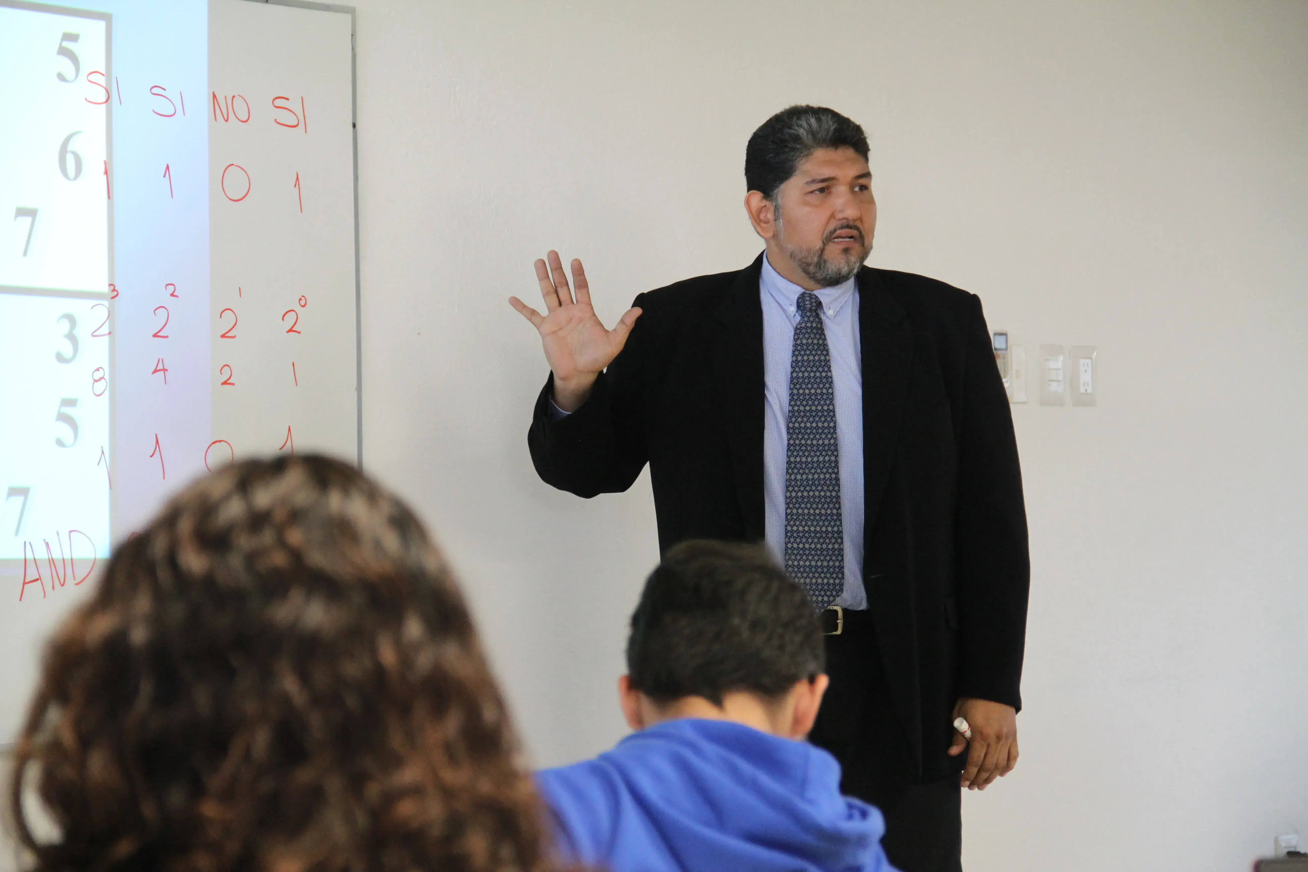 Profesor Gabino explicando el proyecto.