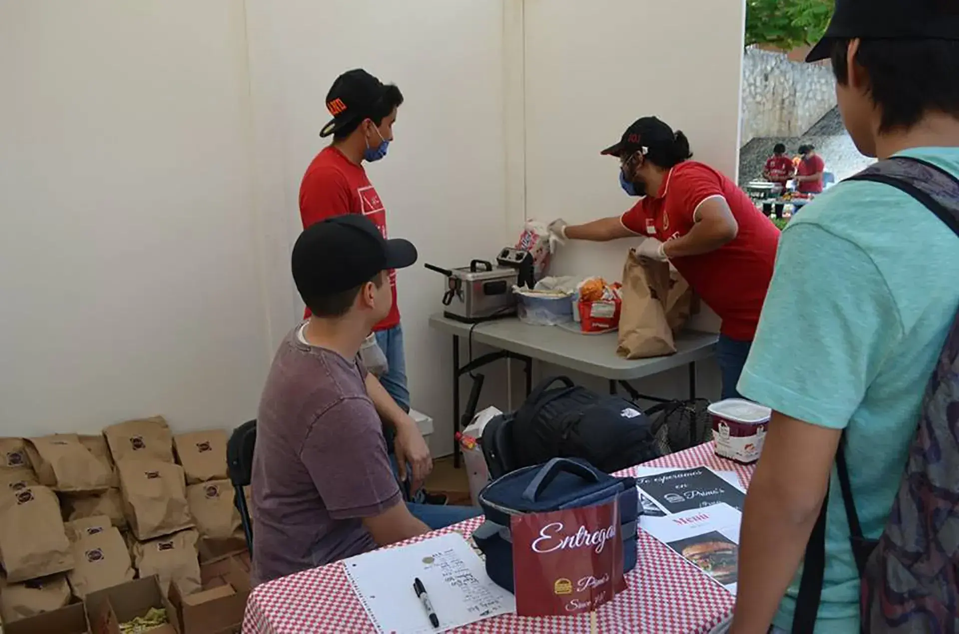 Alumnos durante la venta de sus productos