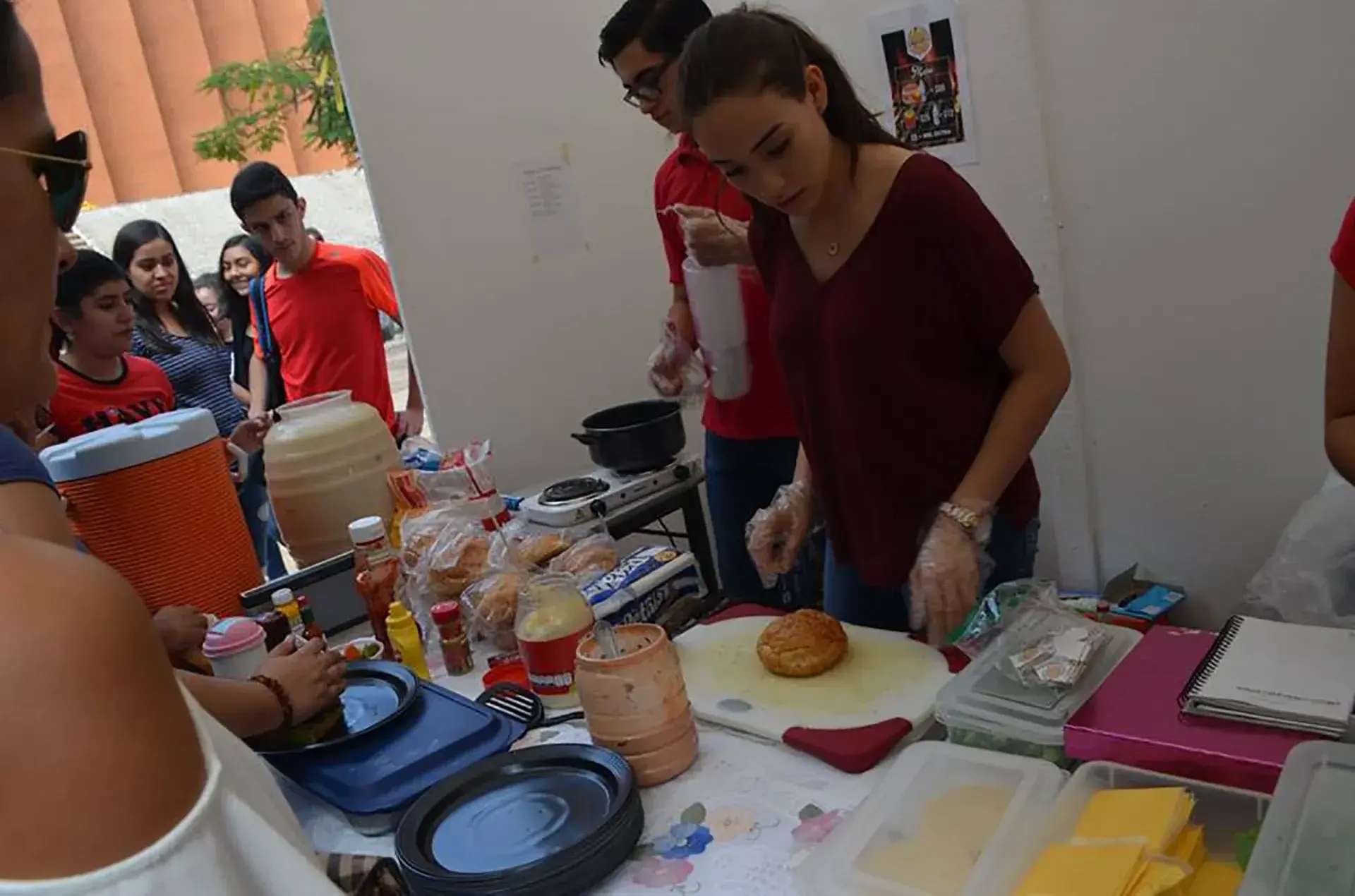 Alumnos en la venta de sus productos