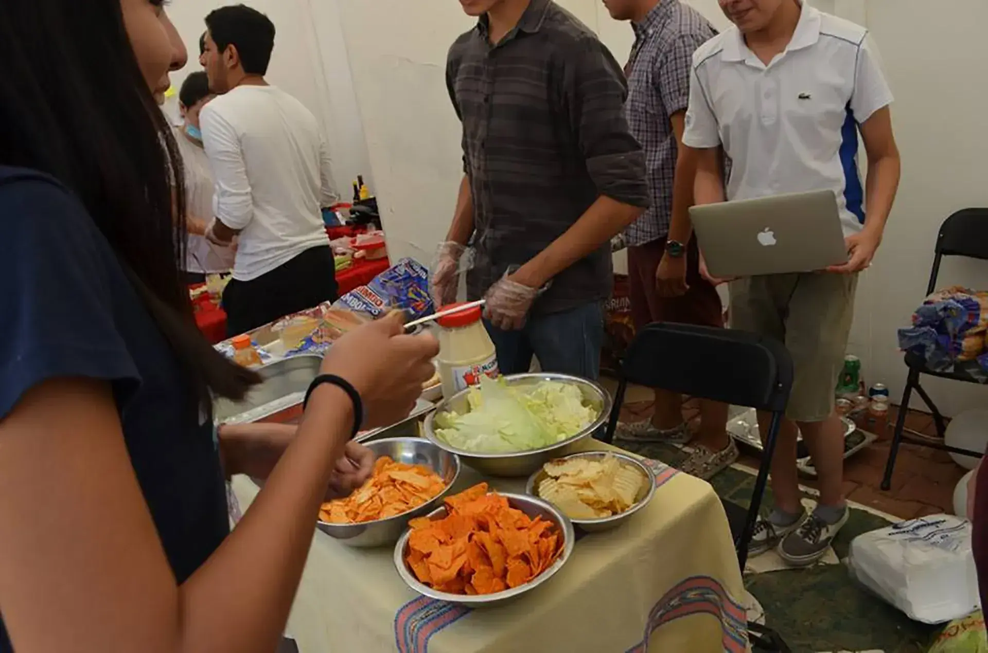 Alumnos en la venta de sus productos