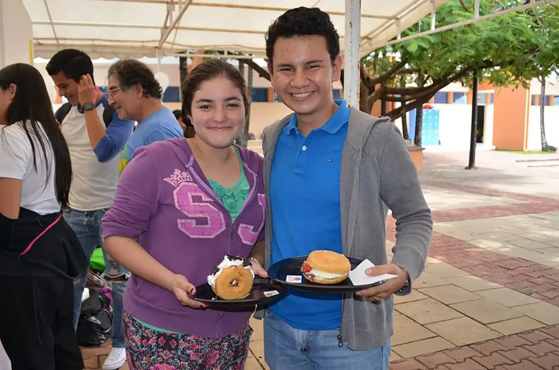 Alumnos en la venta de sus productos