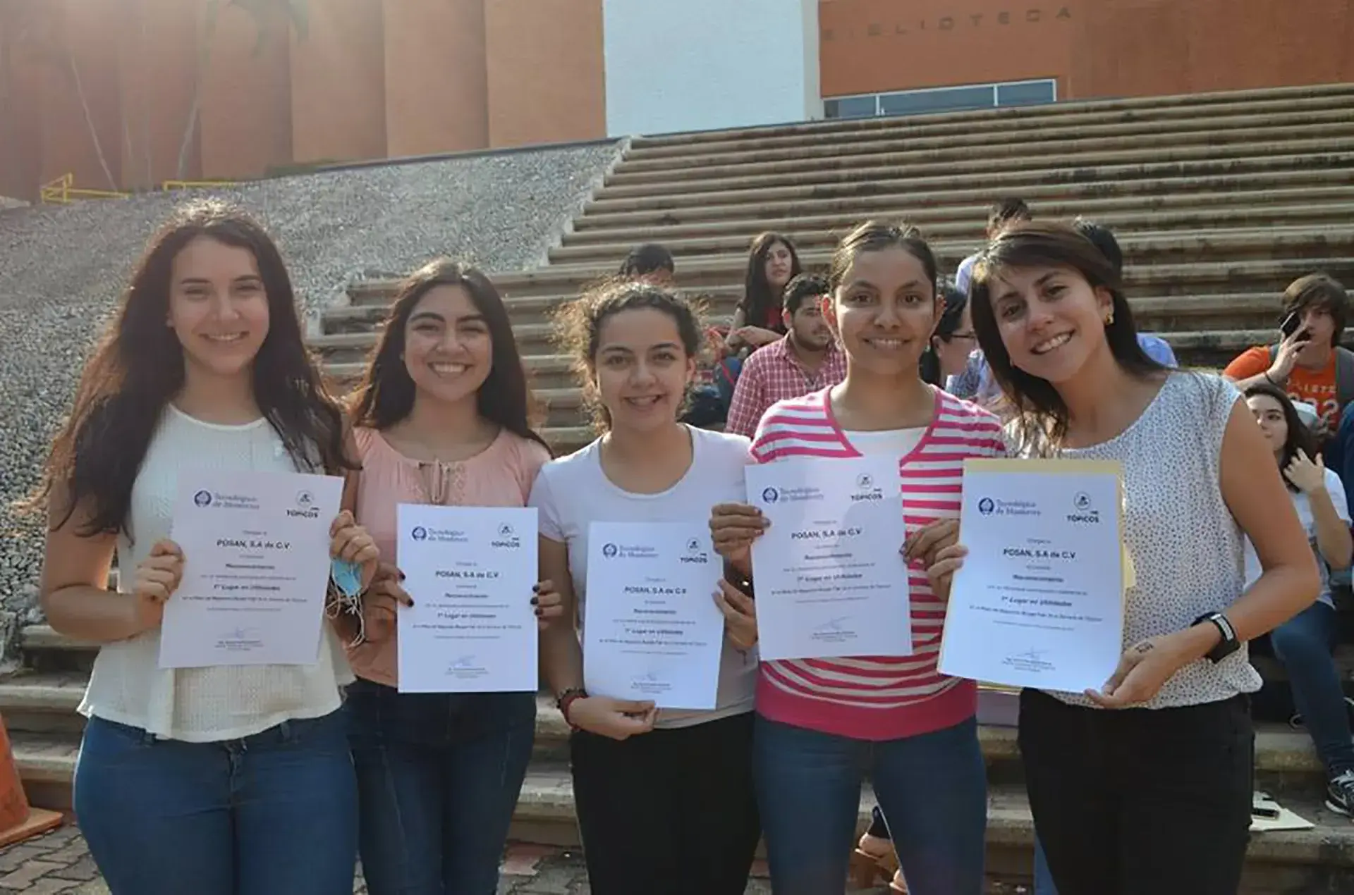 Alumnos en la premiación de los equipos