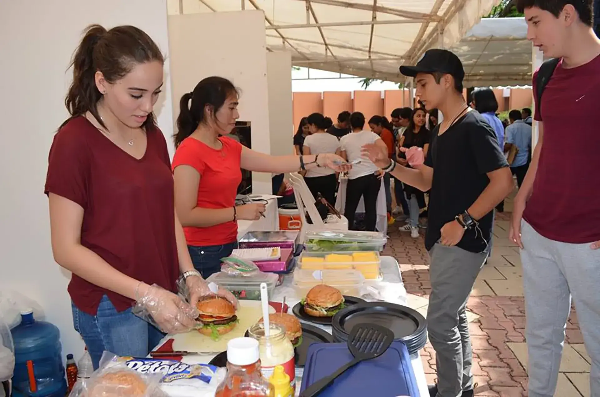 Alumnos en la venta de sus productos