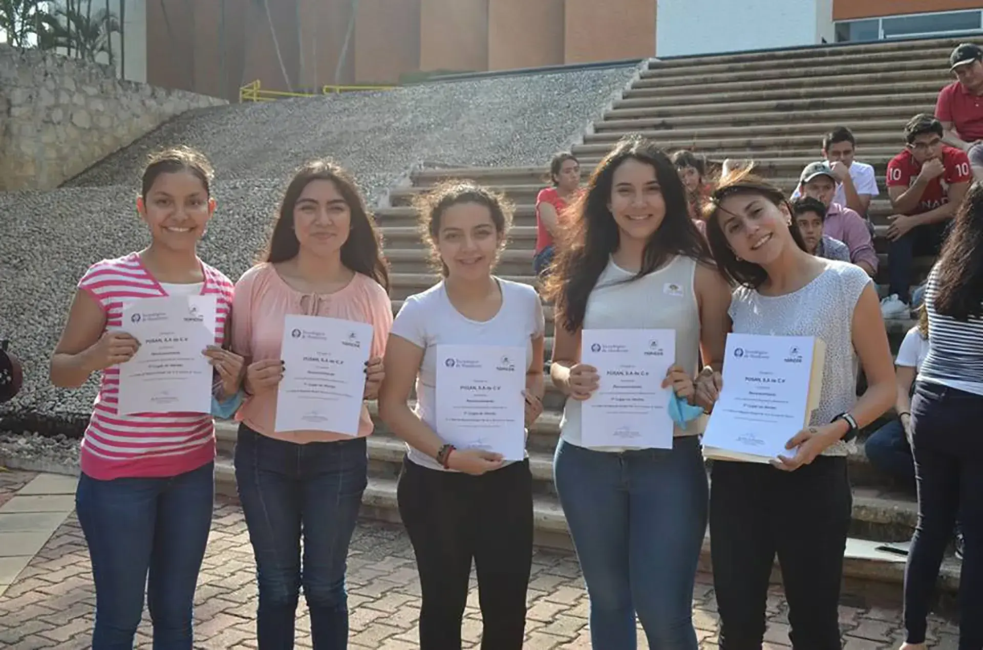 Alumnos en la premiación de los equipos