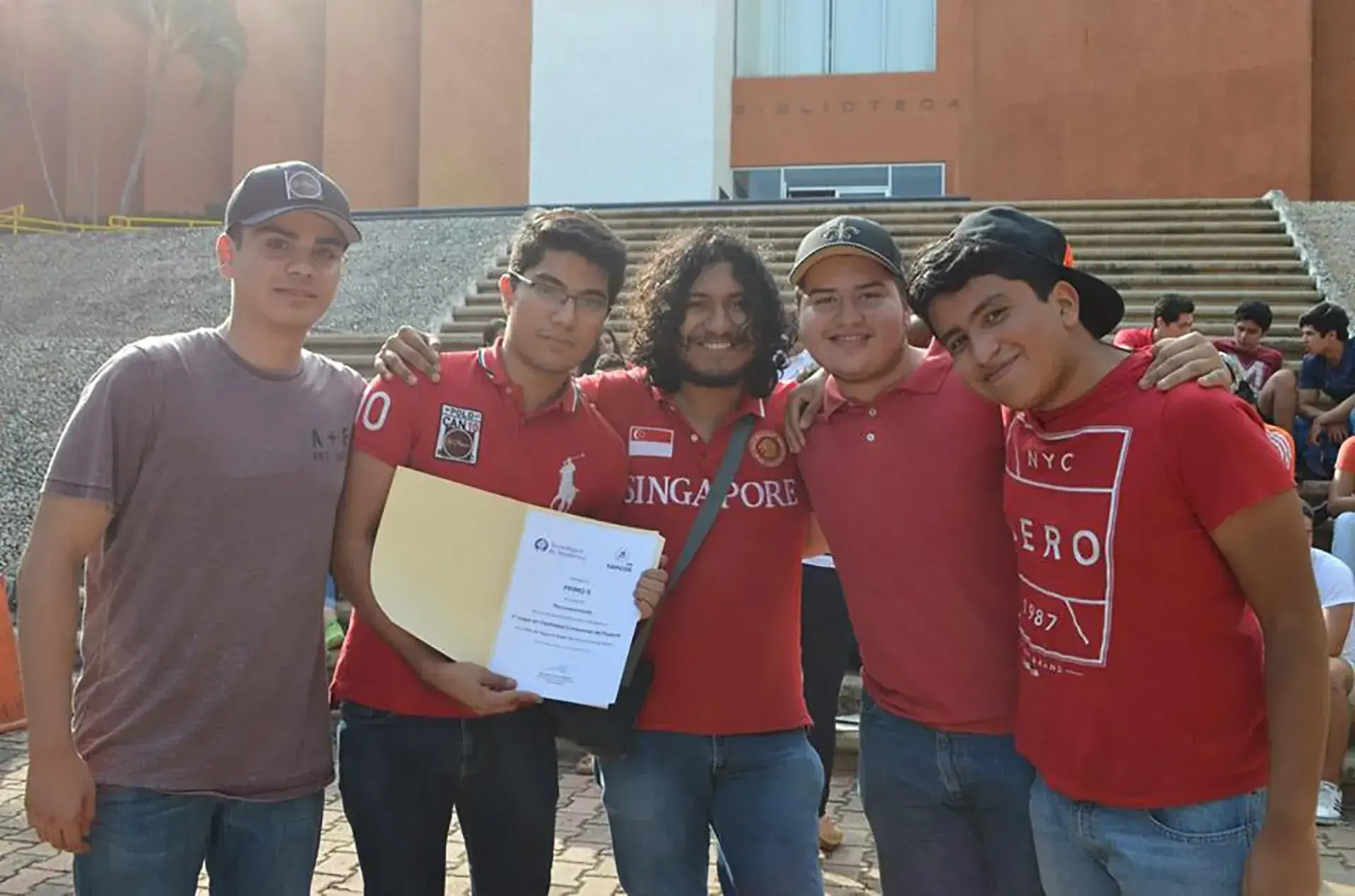 Alumnos en la premiación de los equipos