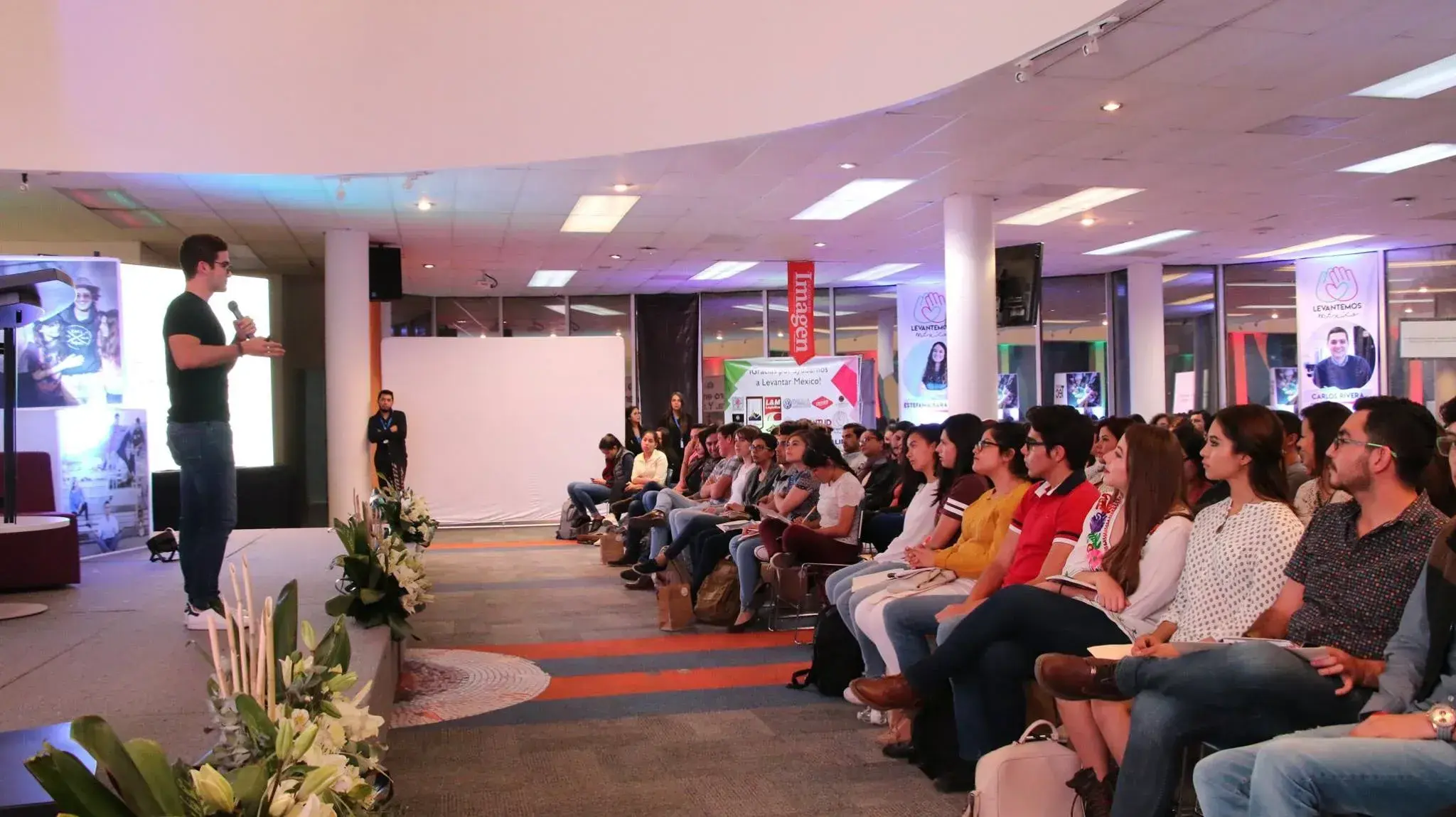 Alumnos atentos a la conferencia 