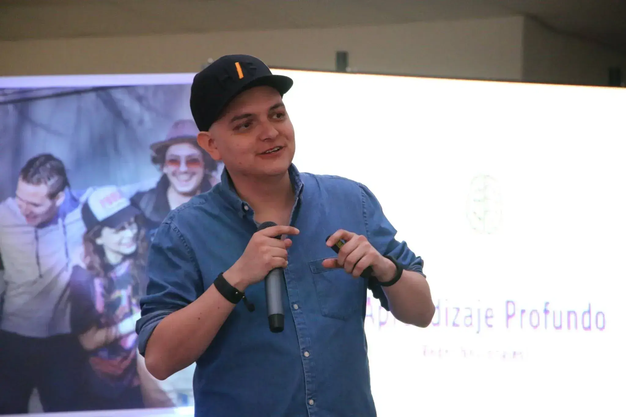  Carlos Rivera, emprendedor y co-founder de SYNX, empresa de inteligencia artificial, dio el taller “Inteligencia Artificial”.