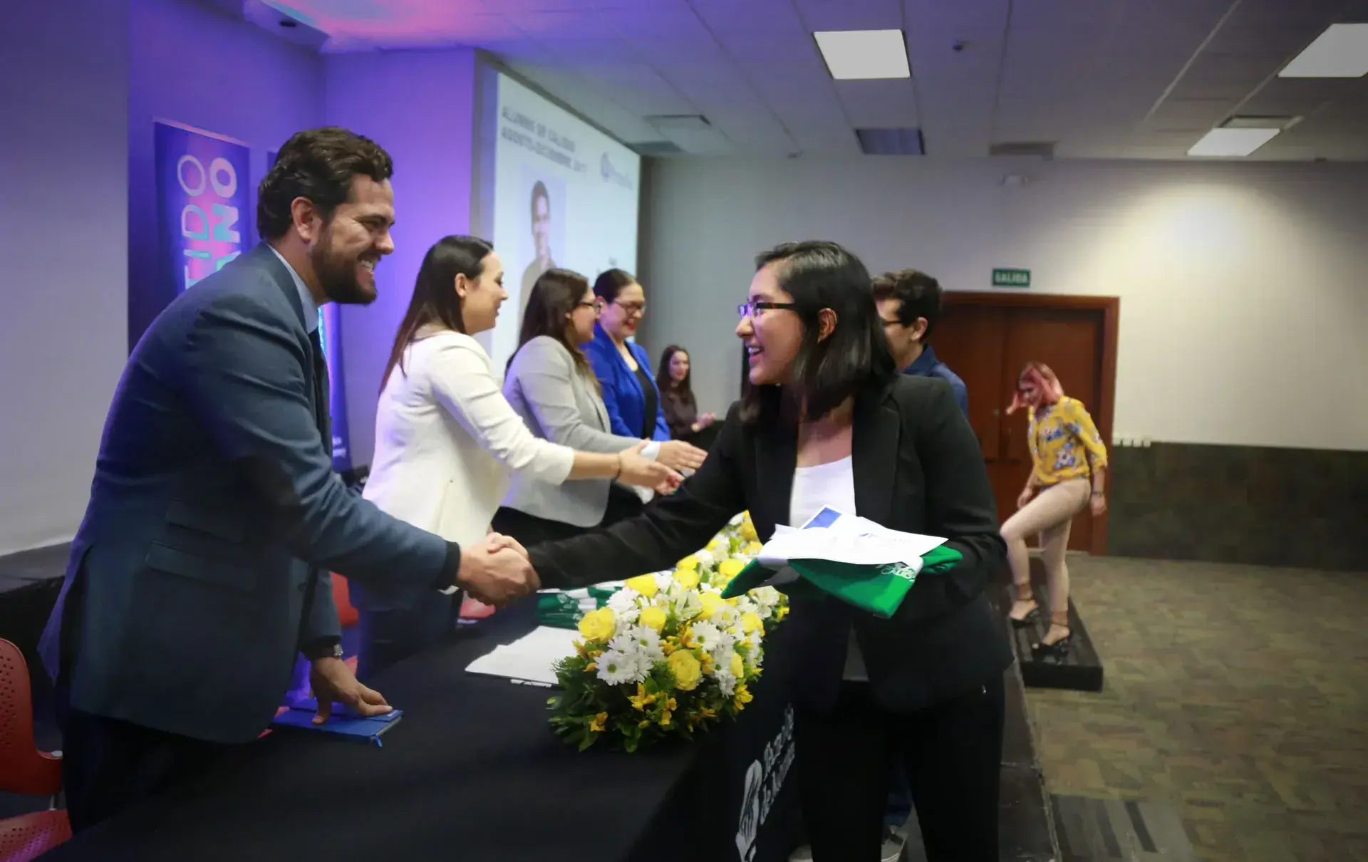 Alumnos recibiendo reconocimiento