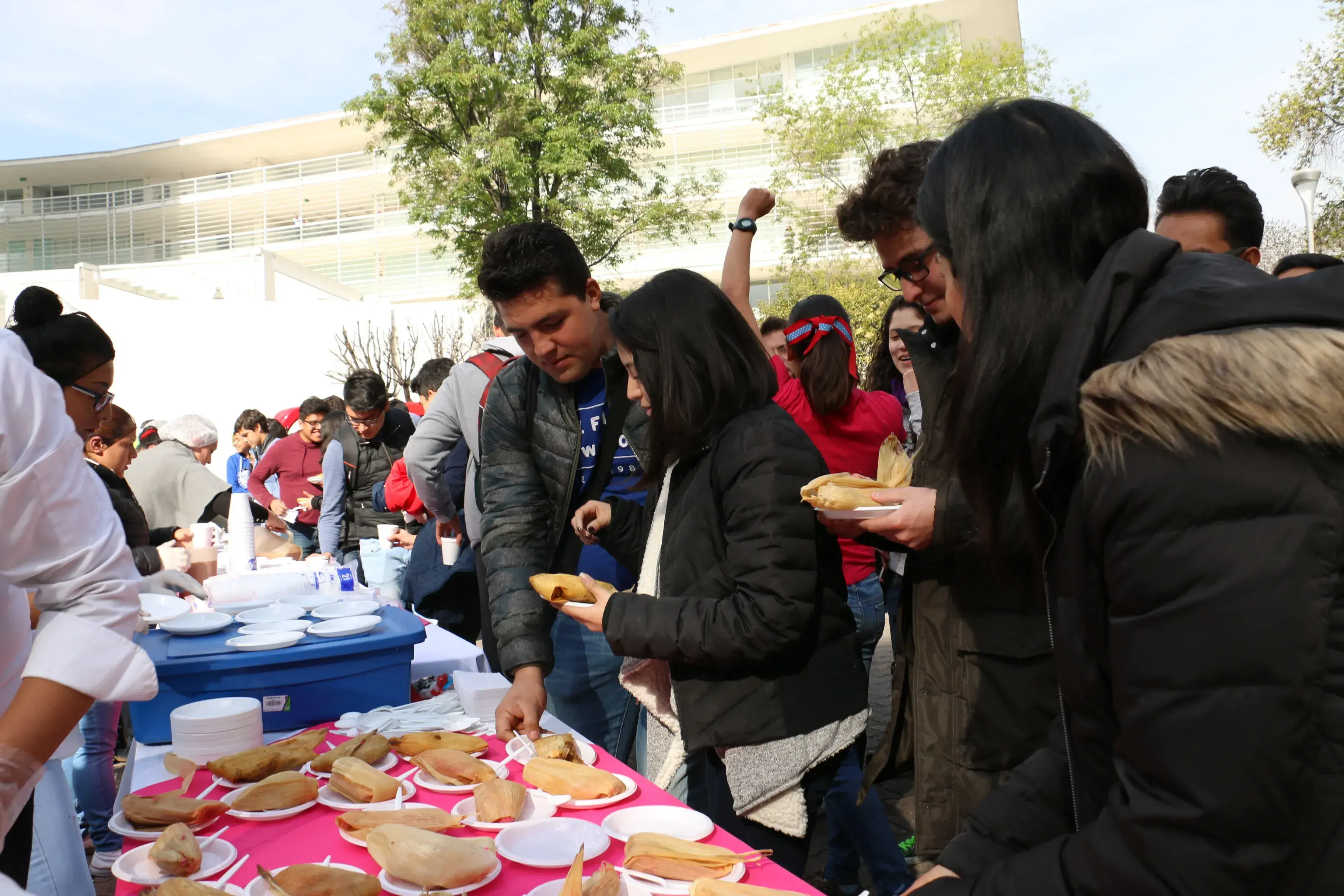 Alumnos de Profesional disfrutando un rico desayuno