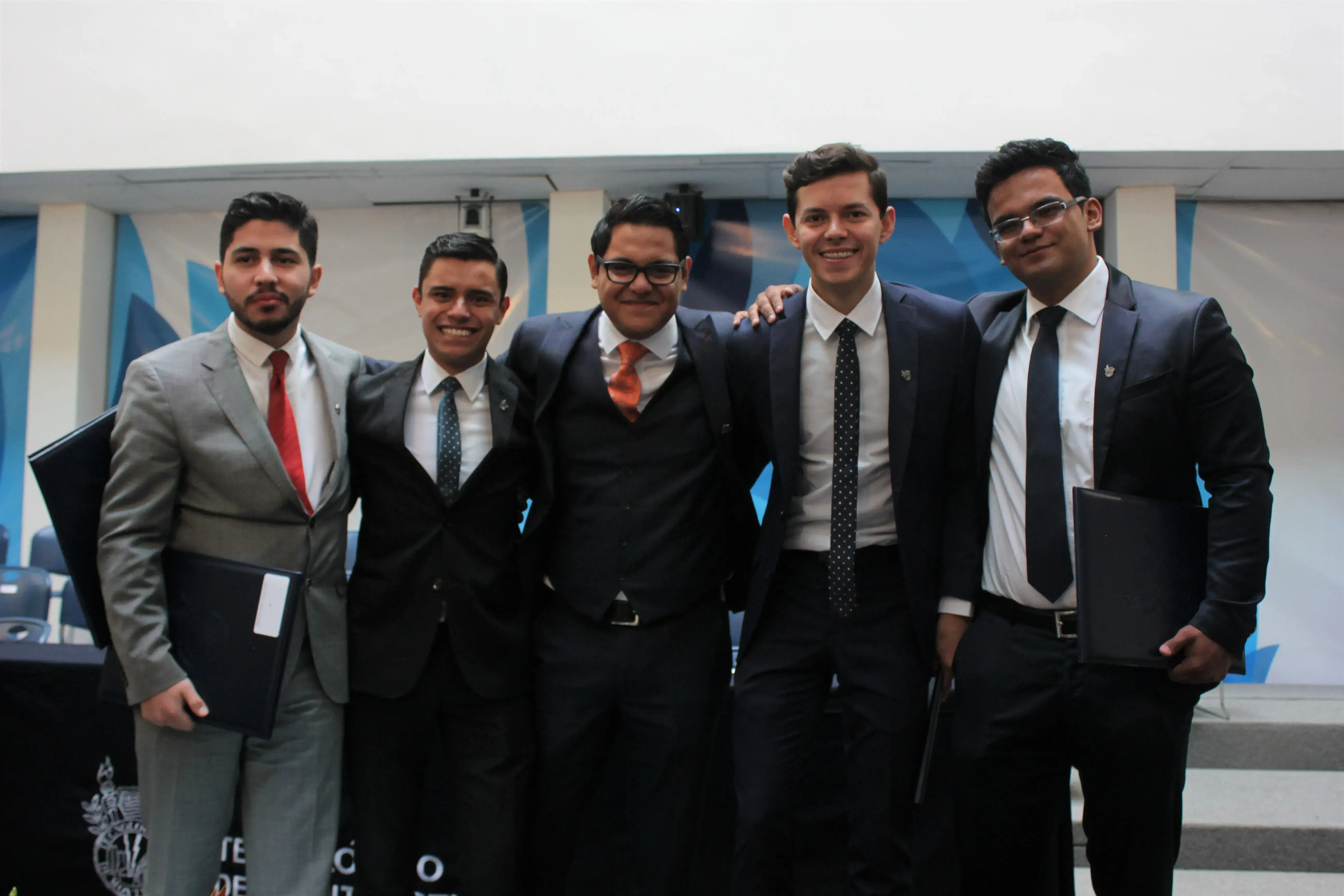 Alumnos graduados de nivel profesional.