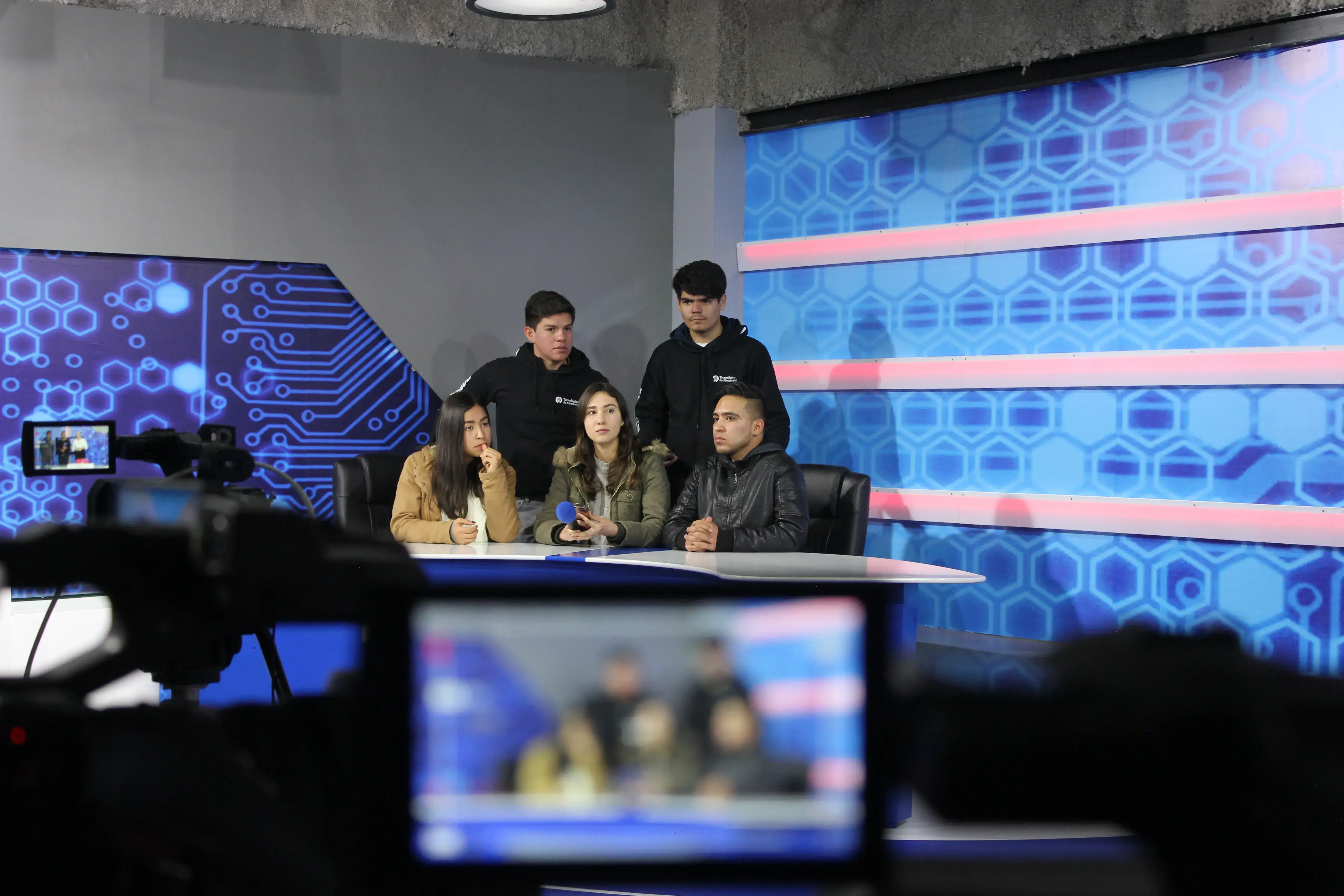 Alumnos visitan el Grupo B15