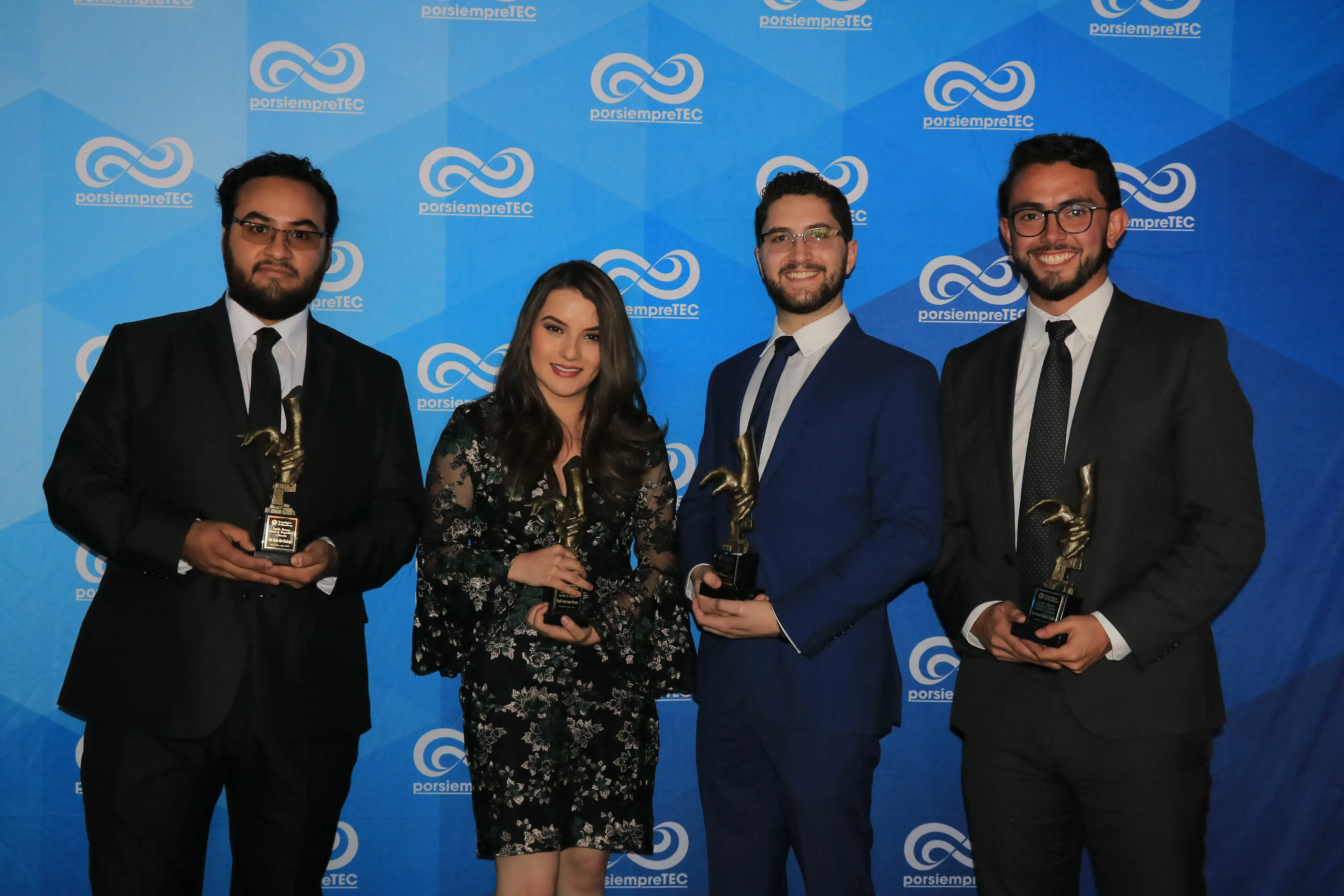 Jóvenes ganadores del premio Sentido Humano.