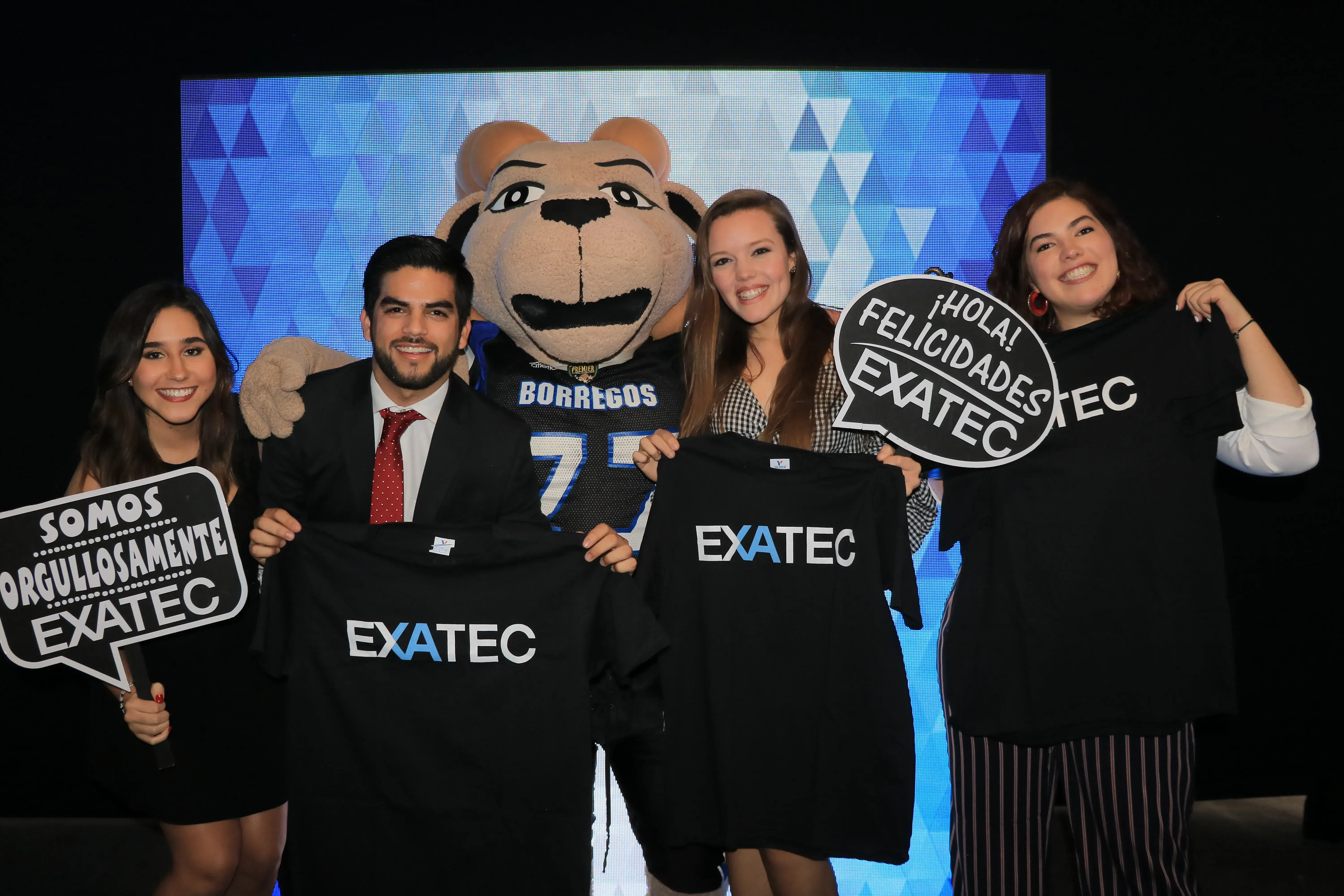 Alumnos con la mascota Tec.