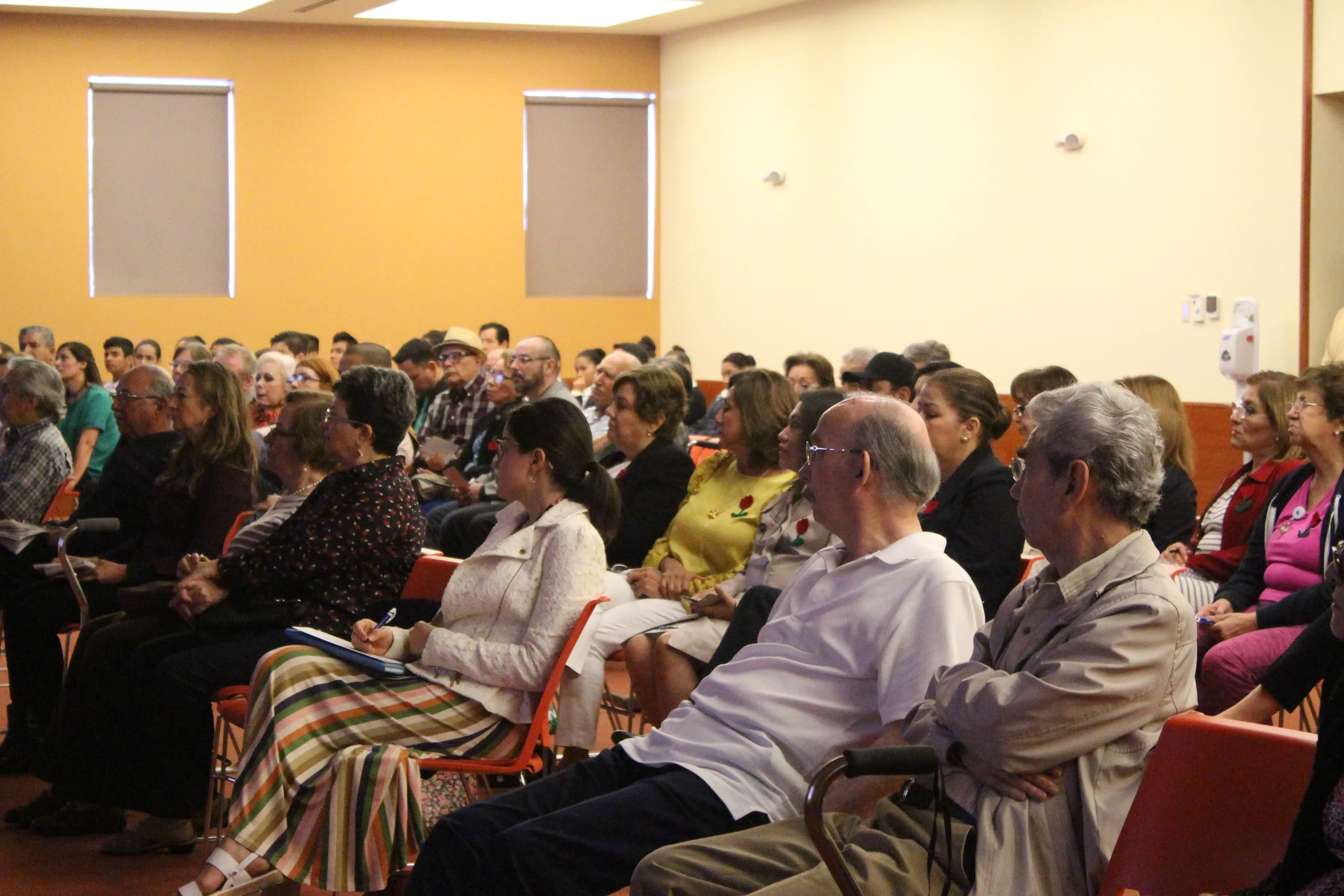 Pacientes y familiares asistieron al Simposio Enfermedad de Parkinson en el siglo XXI.
