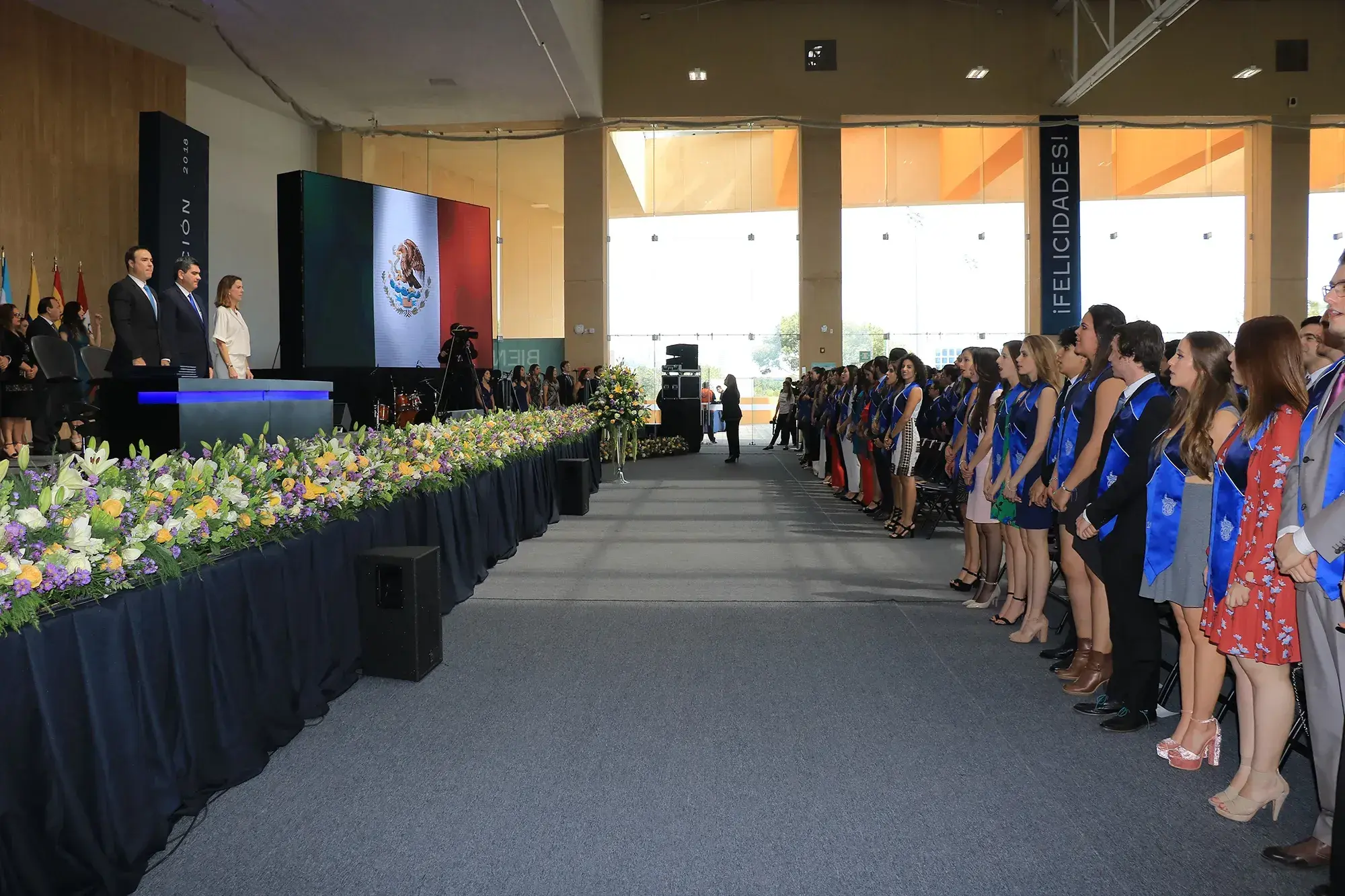 alumnos en graduación