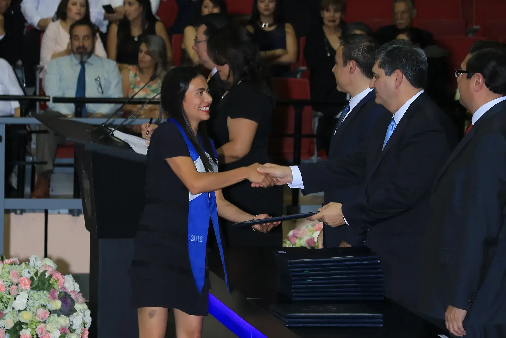 alumna recibiendo su título