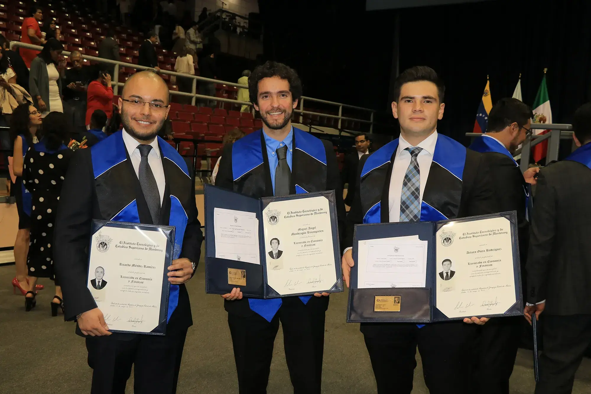 alumnos que recibieron su título