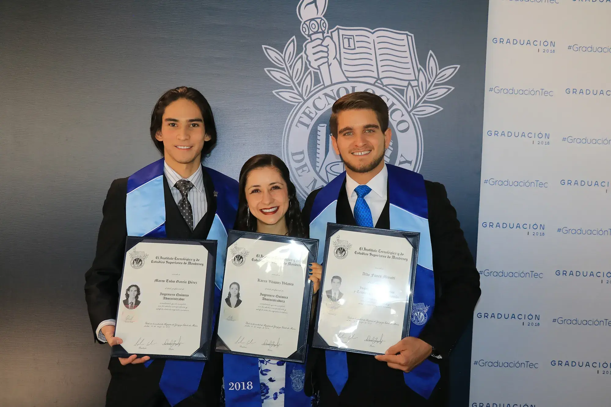 alumnos recién graduados