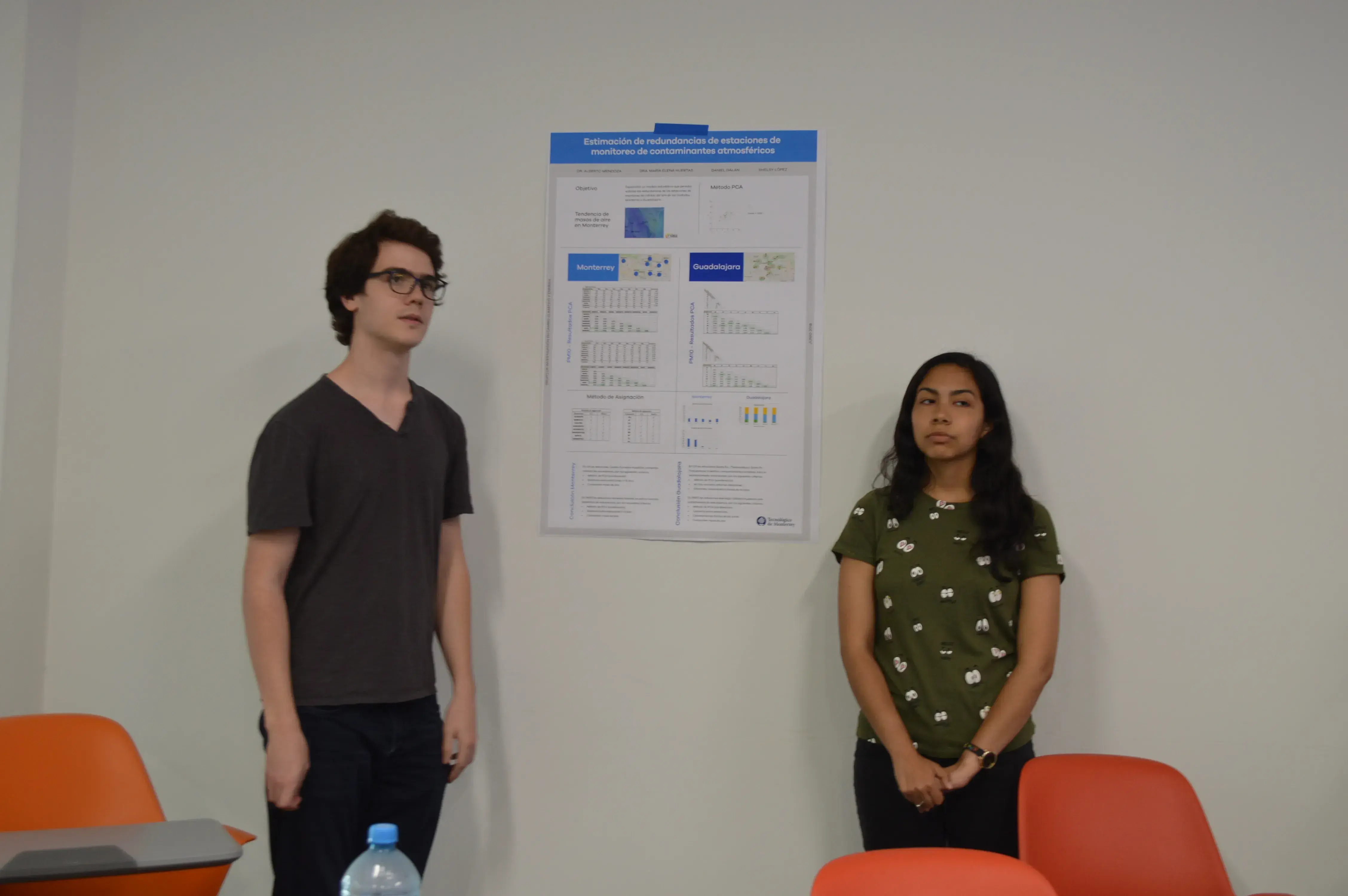 Daniel Galán y Sheley López con su proyecto "Estimación de redundancias de estaciones de monitoreo de contaminantes atmosféricos"