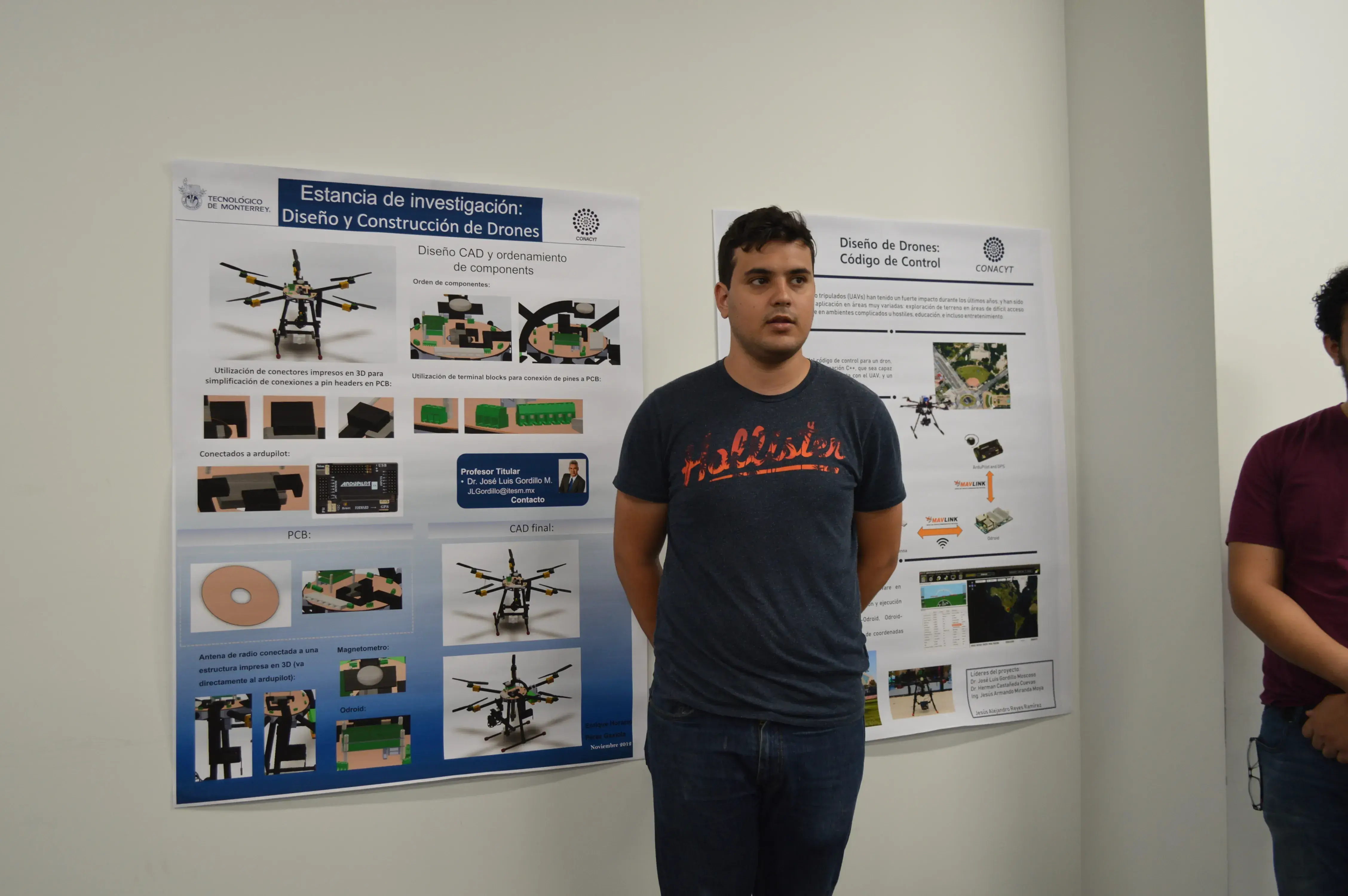 Enrique Horacio Pérez con su proyecto "Diseño y construcción de drones"