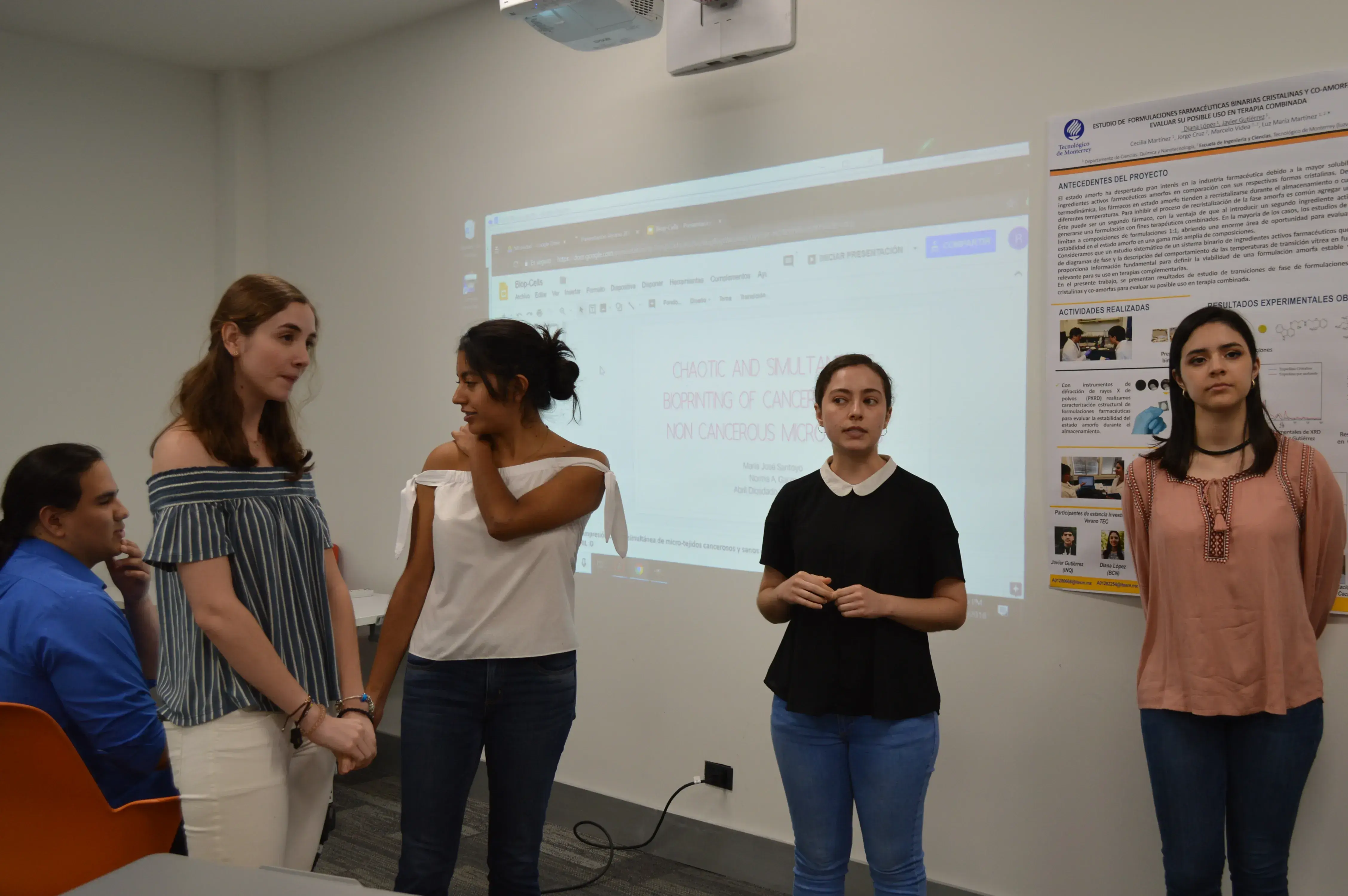 María José Santoyo, Norma Garza y Abril Diosdado con su proyecto "Chaotic and Simultaneous Bioprinting of Cancerous and Non Cancerous Microtissues"