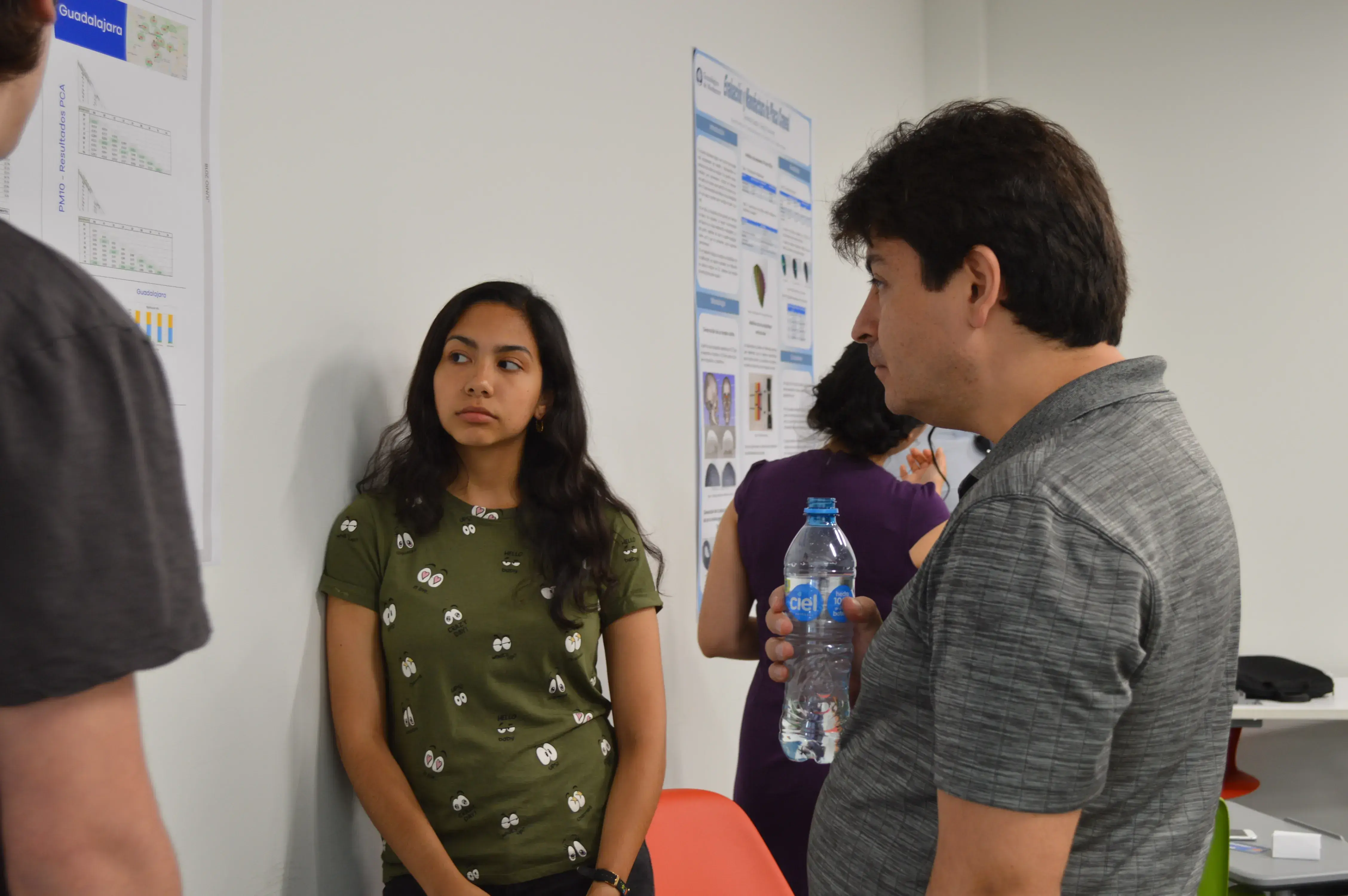 Sheley López exponiendo sus resultados al profesor Marcelo Videa