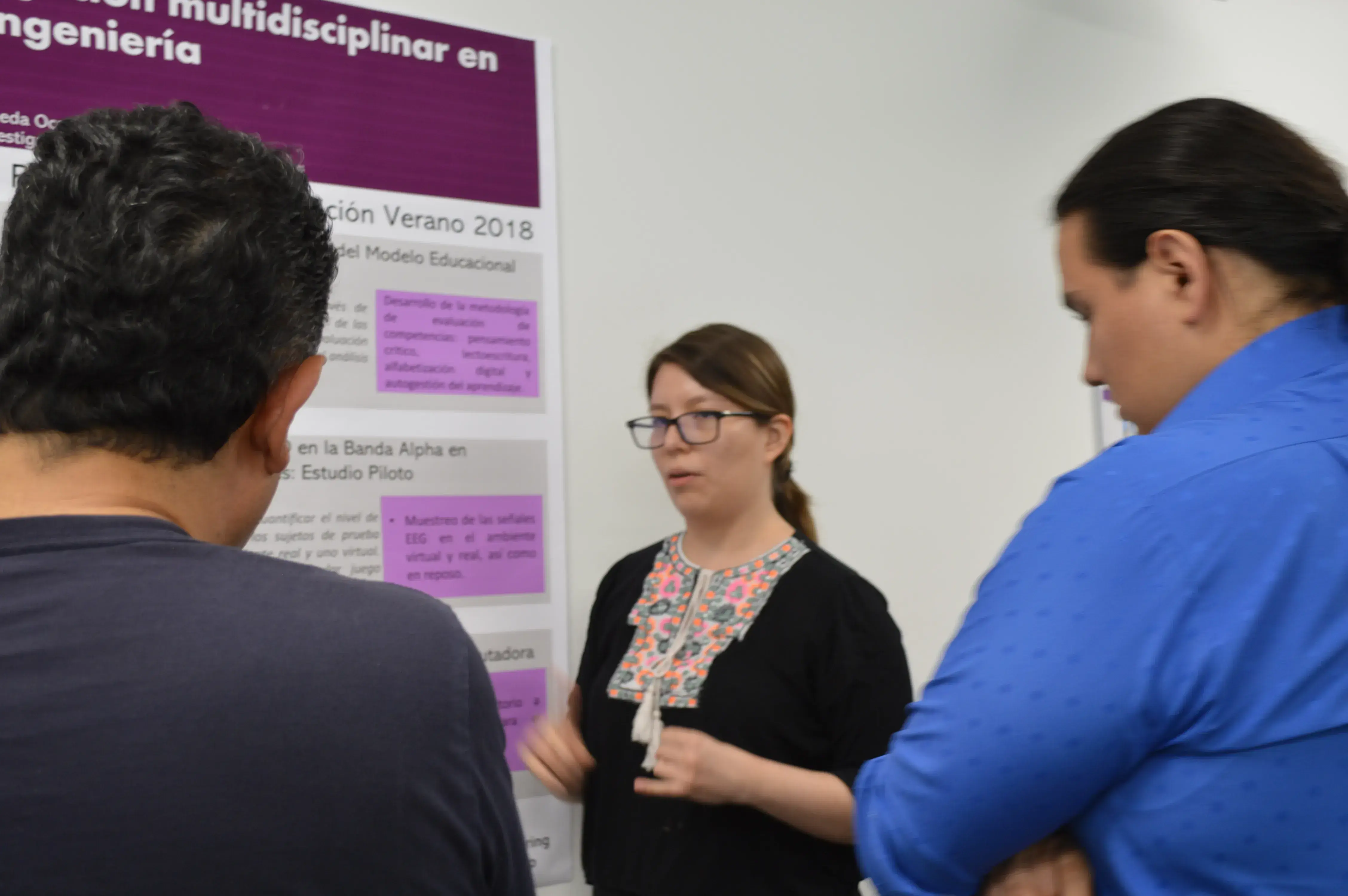 Andrea Diana Tejeda explicando su proyecto al profesor José Gómez Quiñones y otro alumno