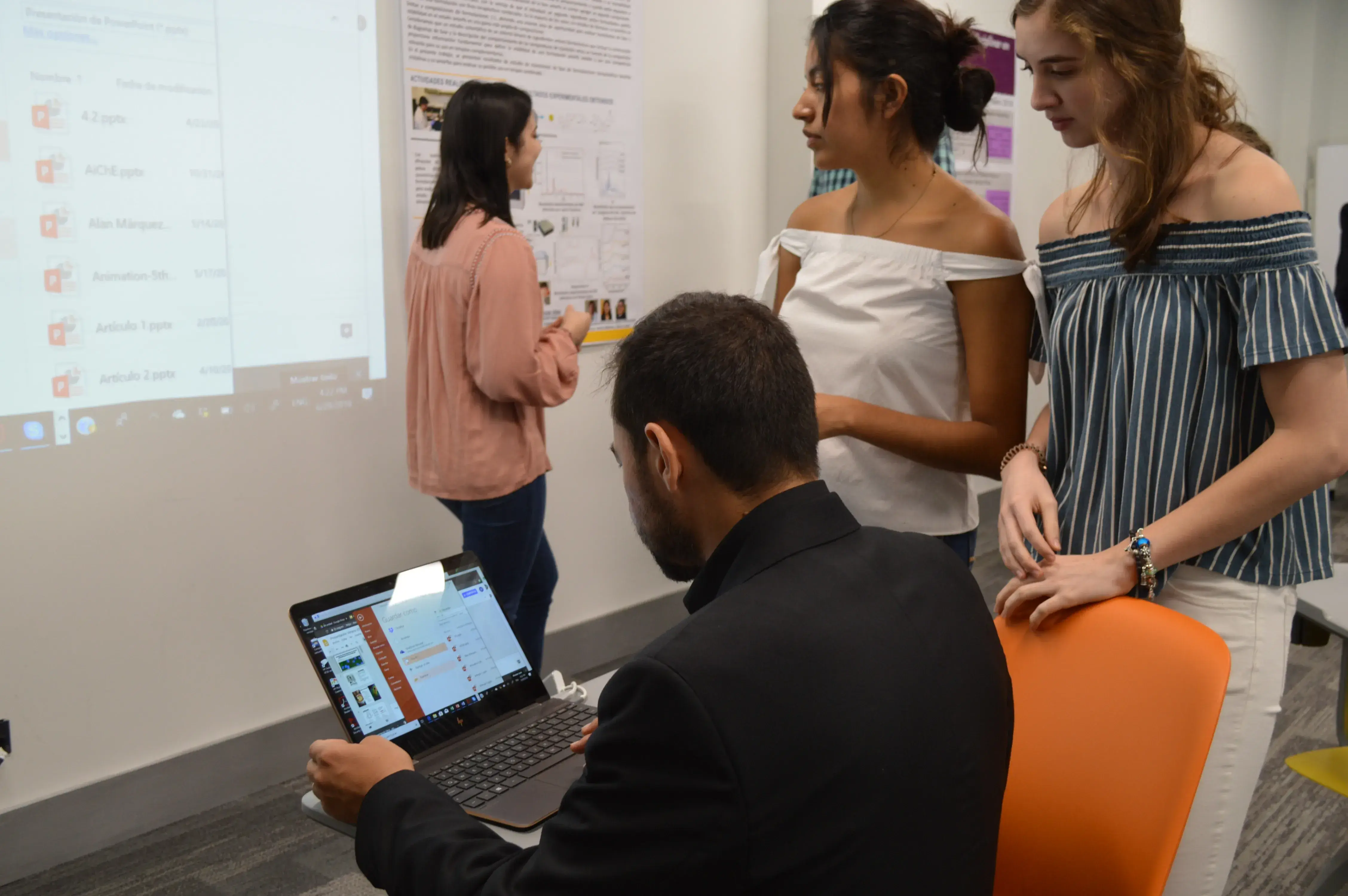 Dos alumnas con el profesor Mario Moises Álvarez
