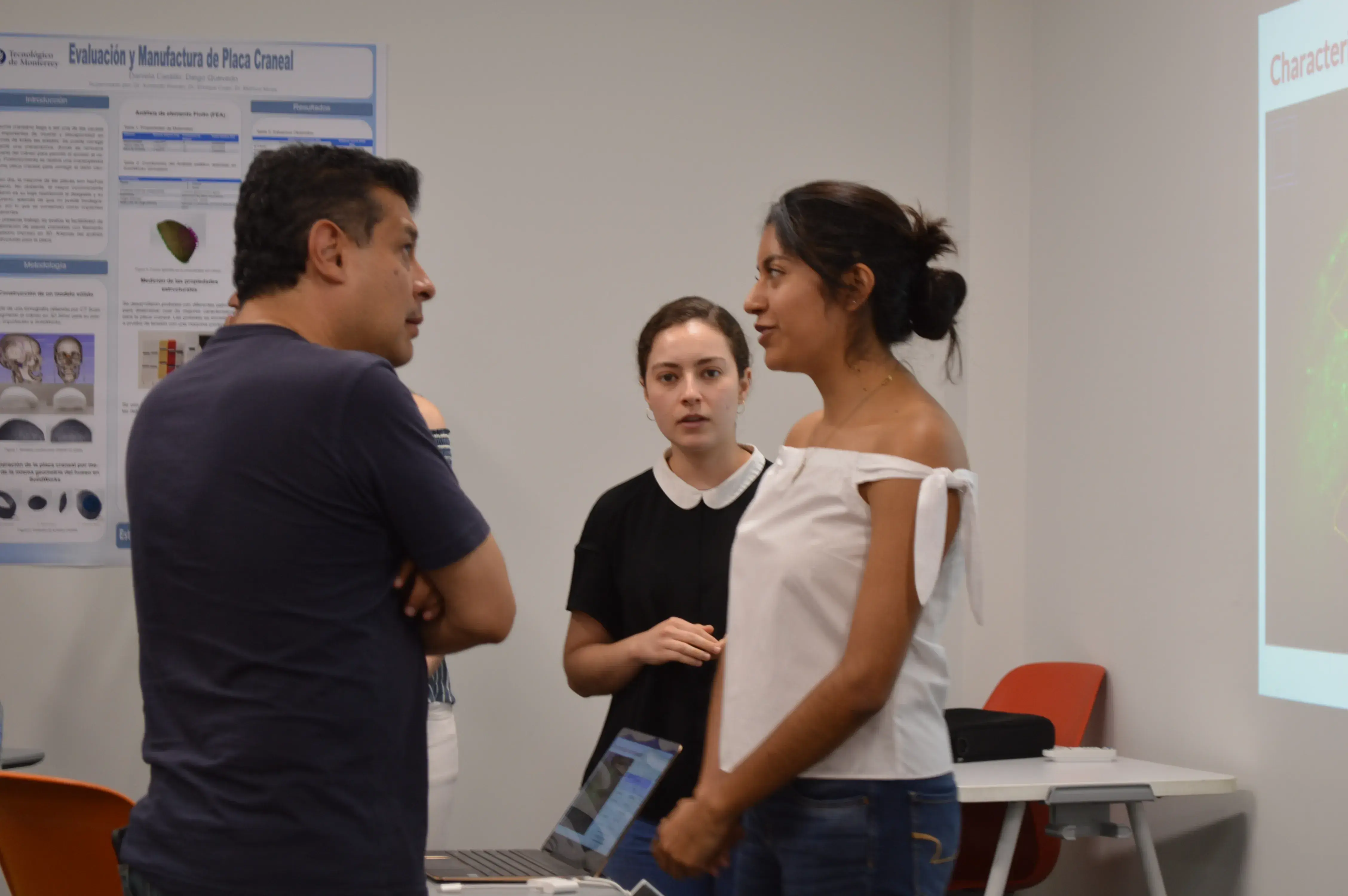 Una alumna presentando su proyecto al profesor José Gómez Quiñones