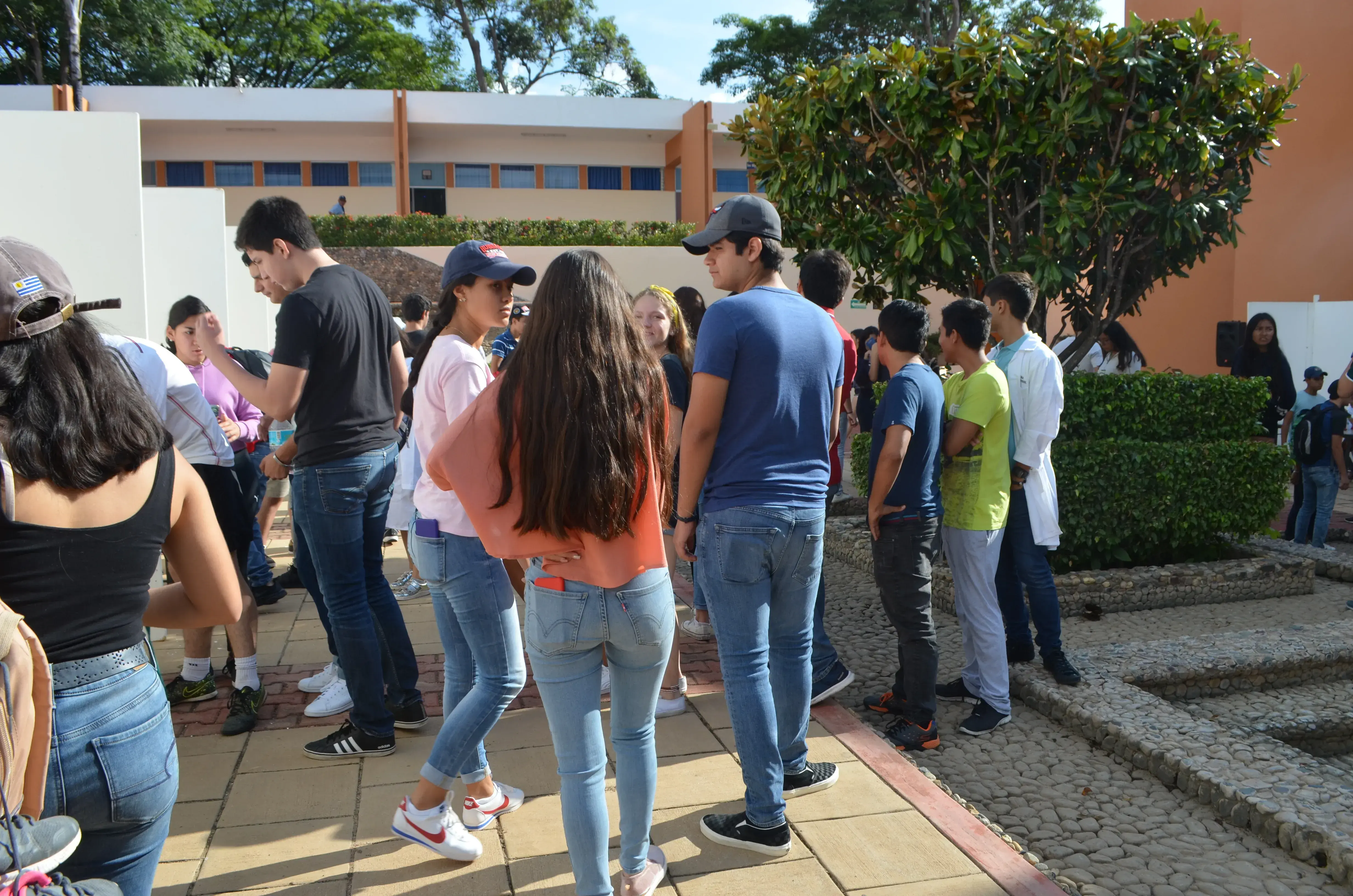 Alumnos inscribiéndose en una actividad de servicio social