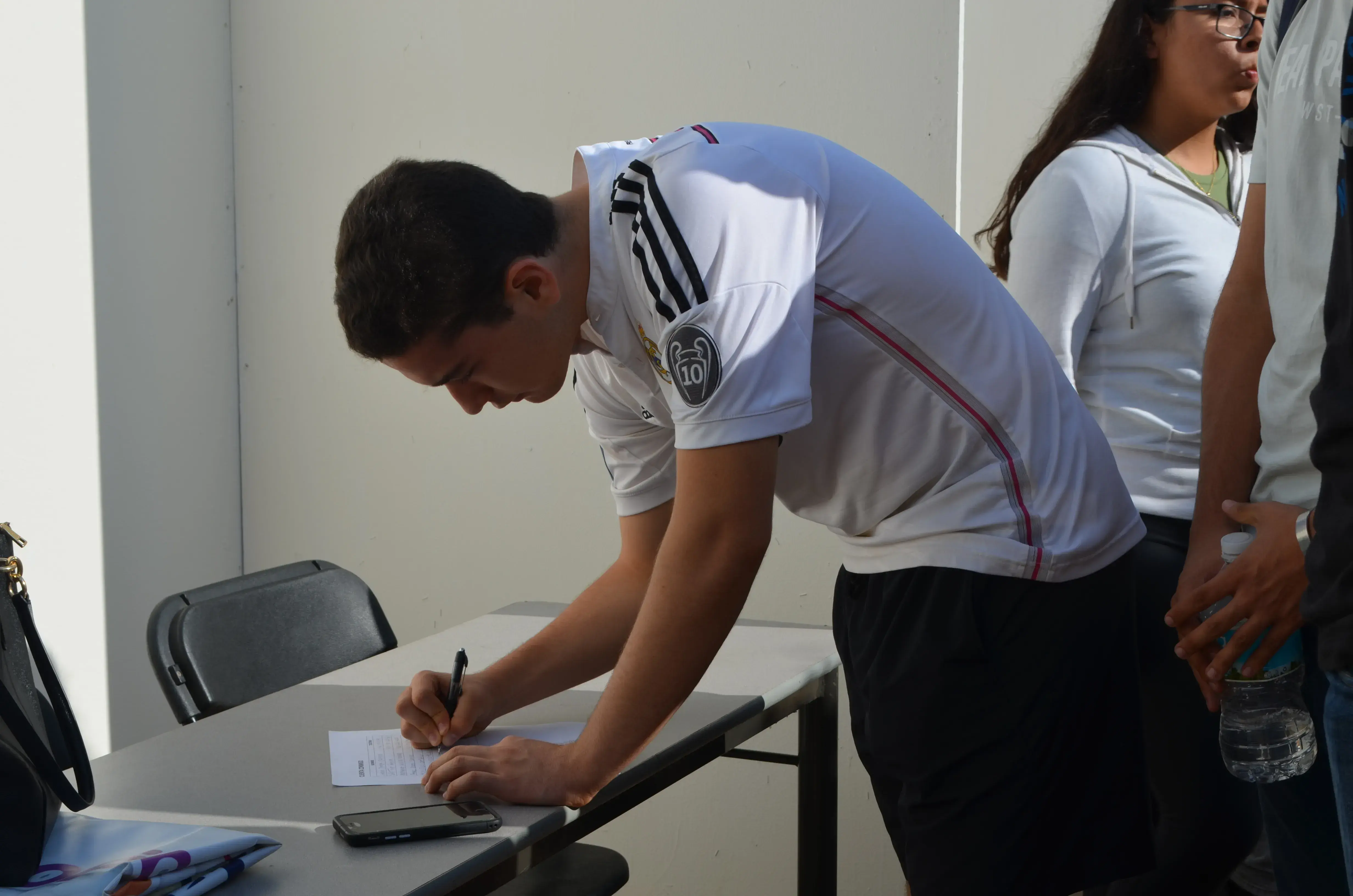 Alumnos inscribiéndose en una actividad de servicio social