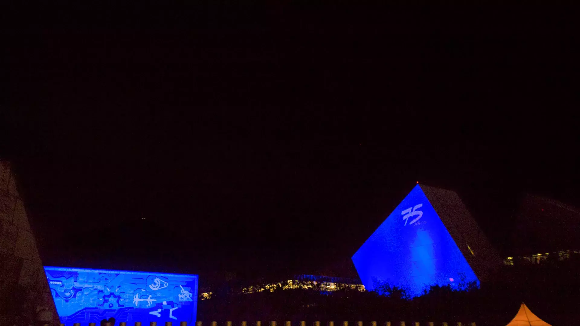 El Tec de Monterrey inició los festejos por su 75 aniversario con un espectáculo de luz azul en sus edificios más emblemáticos en el campus Monterrey.