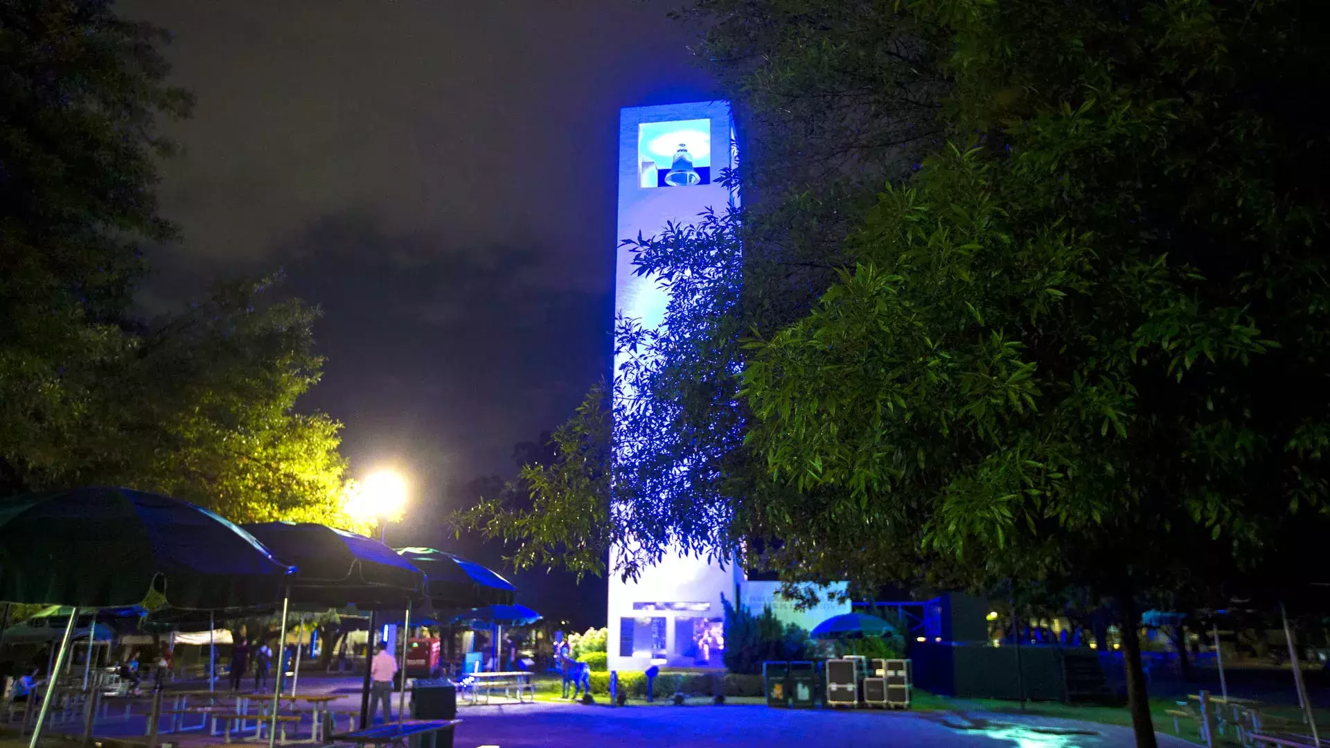 El campanario del campus Monterrey también fue iluminado de azul.