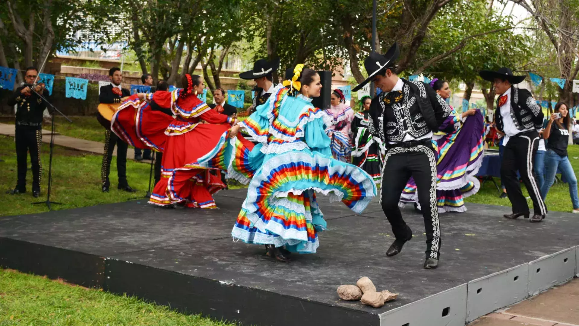 En Chihuahua se celebró además con grupos folclóricos.