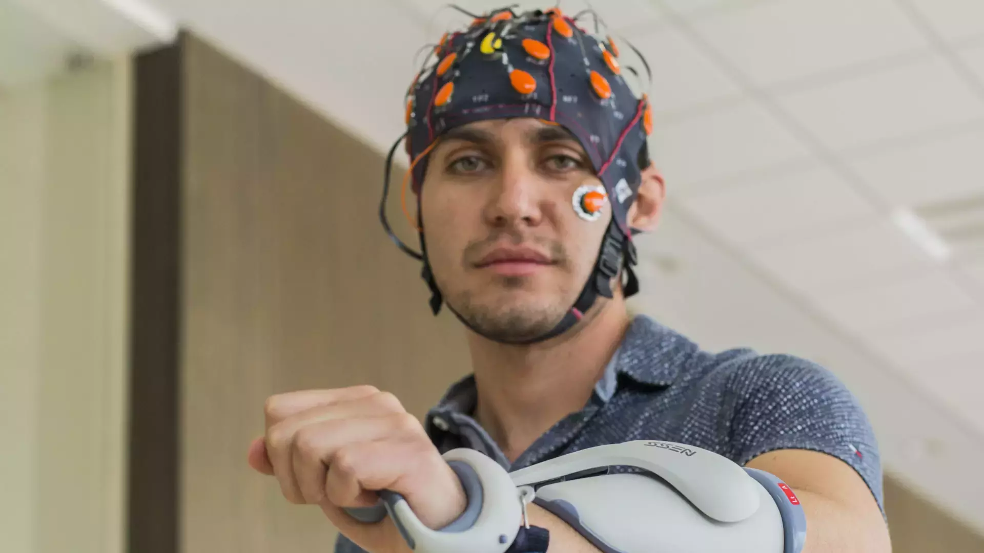 Alumnos de Guadalajara probaron una interfaz de señales cerebrales par