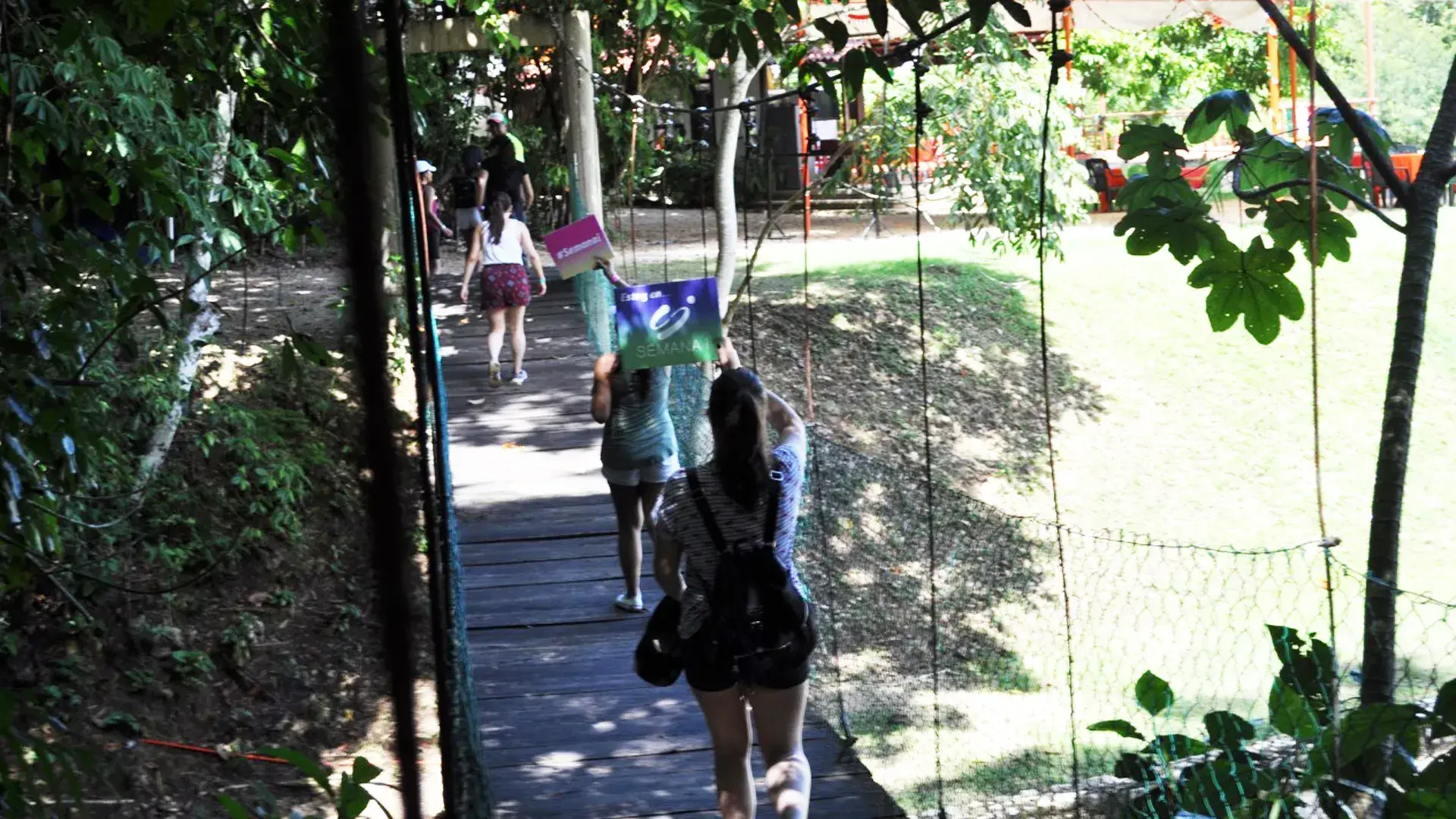 alumnos en puente colgante