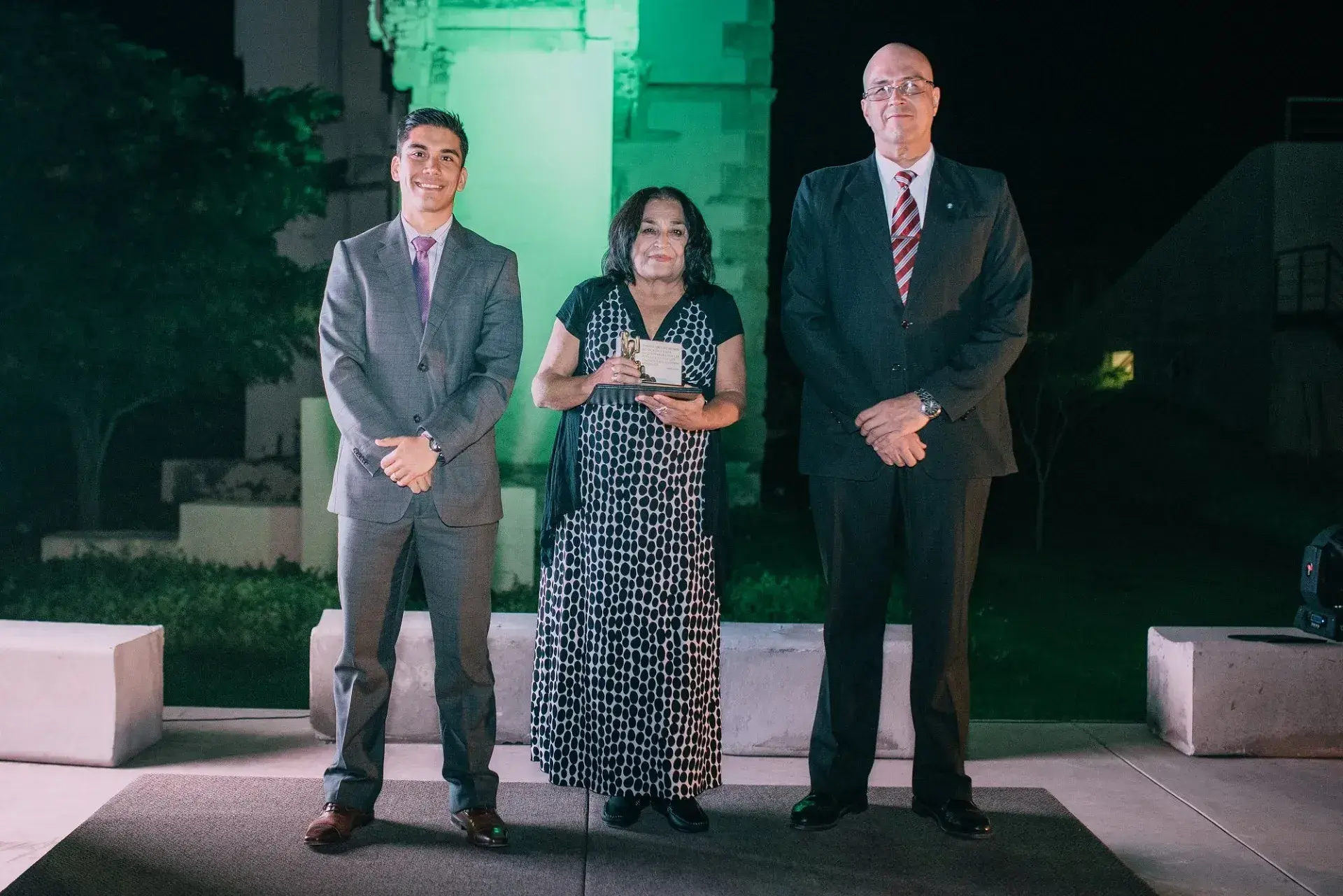 Los profesores recibieron un diploma y una replica del monumento en honor a Adolfo Prieto